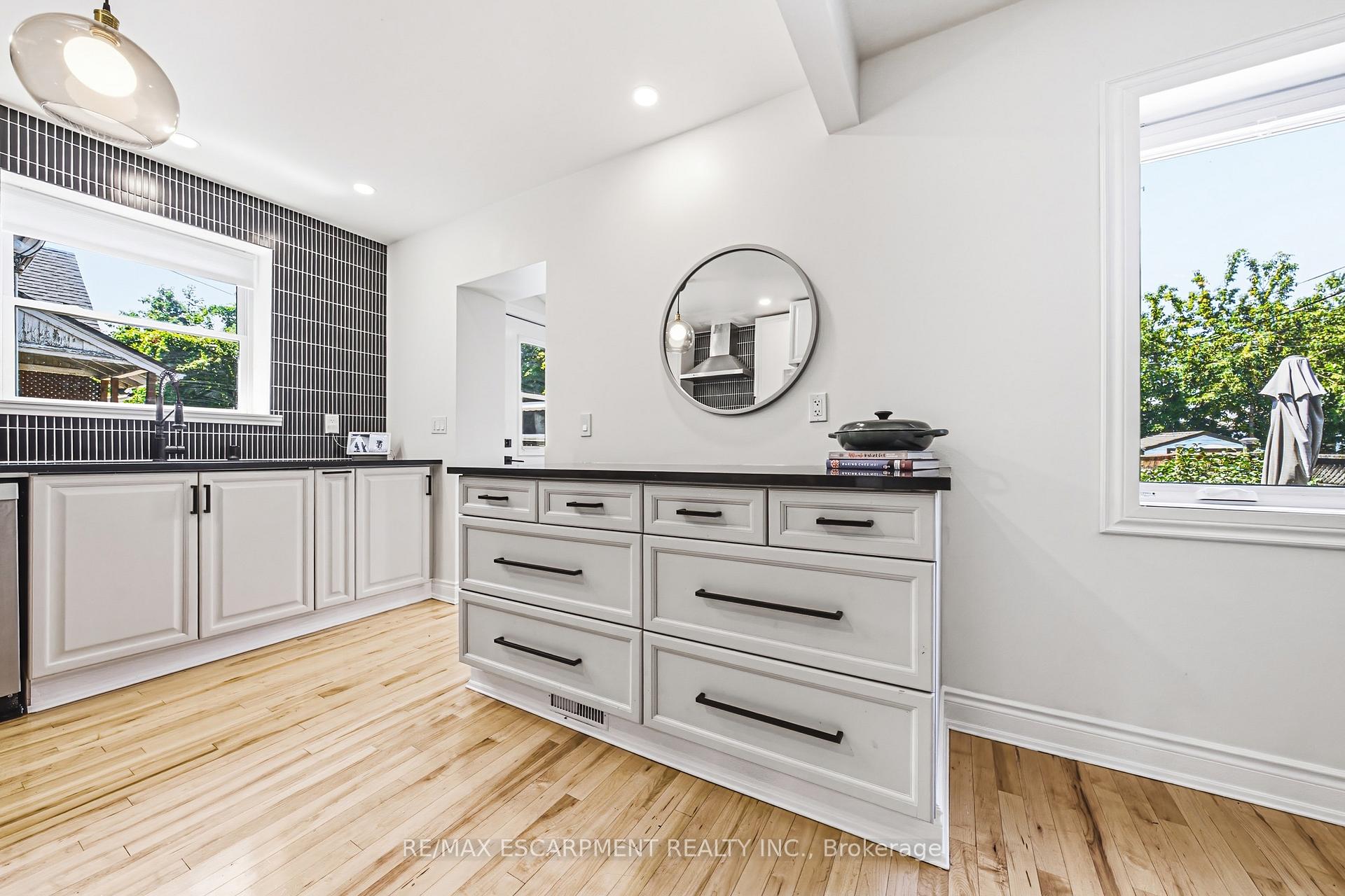 Photo 12 of 255 Weir Street N, Hamilton, Homeside — HOMEH
