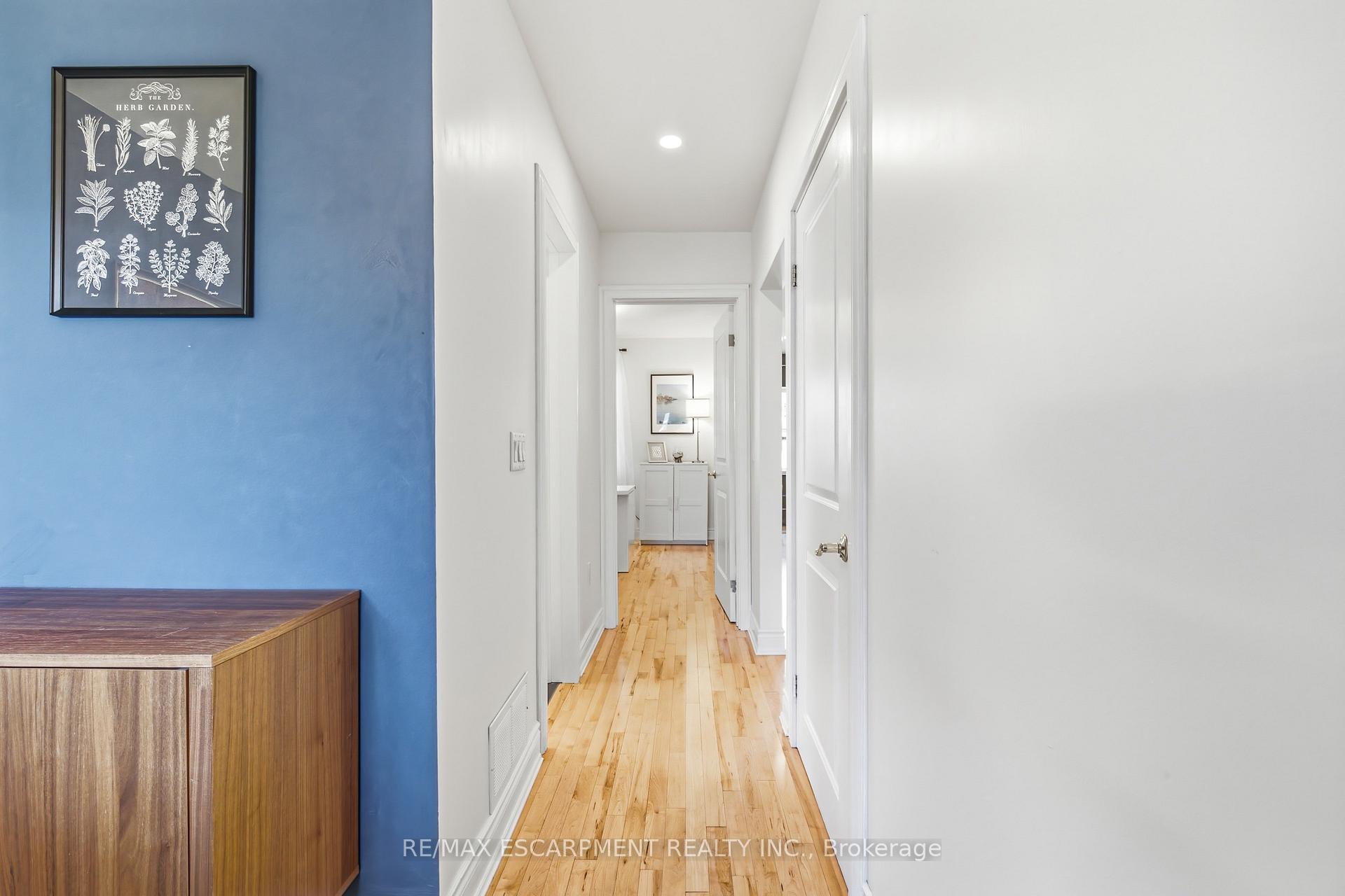 Photo 15 of 255 Weir Street N, Hamilton, Homeside — HOMEH