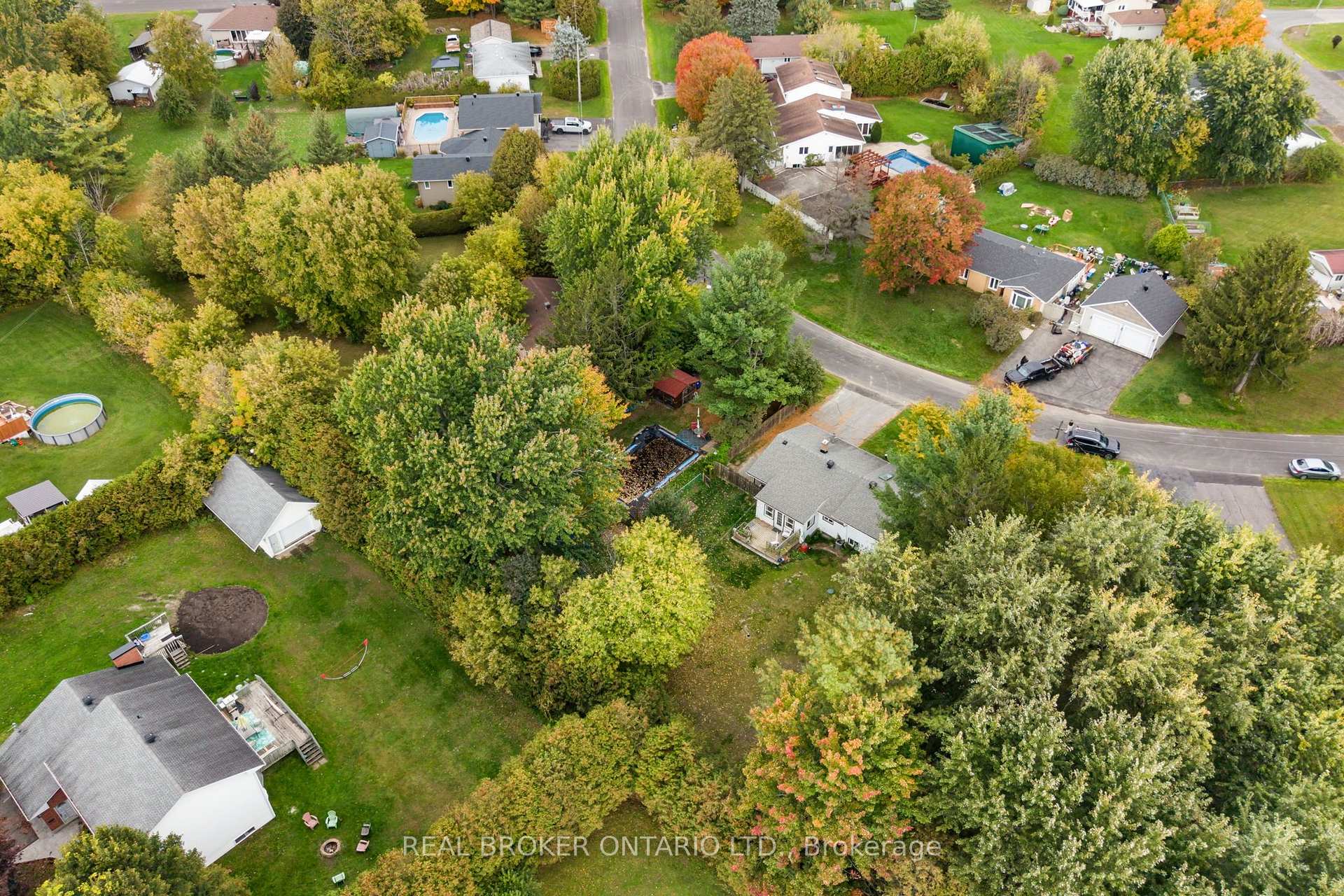 Photo 2 of 23 Louise Crescent, Russell, Embrun — HOMEH