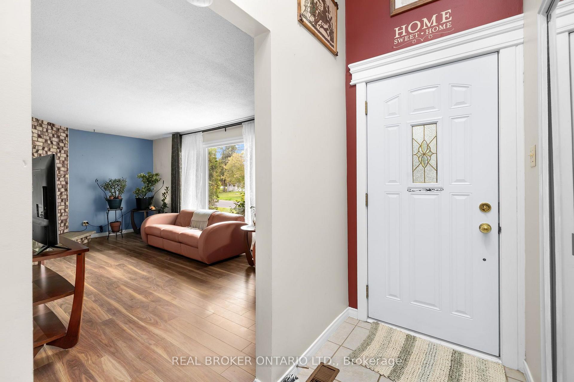 Photo 3 of 23 Louise Crescent, Russell, Embrun — HOMEH