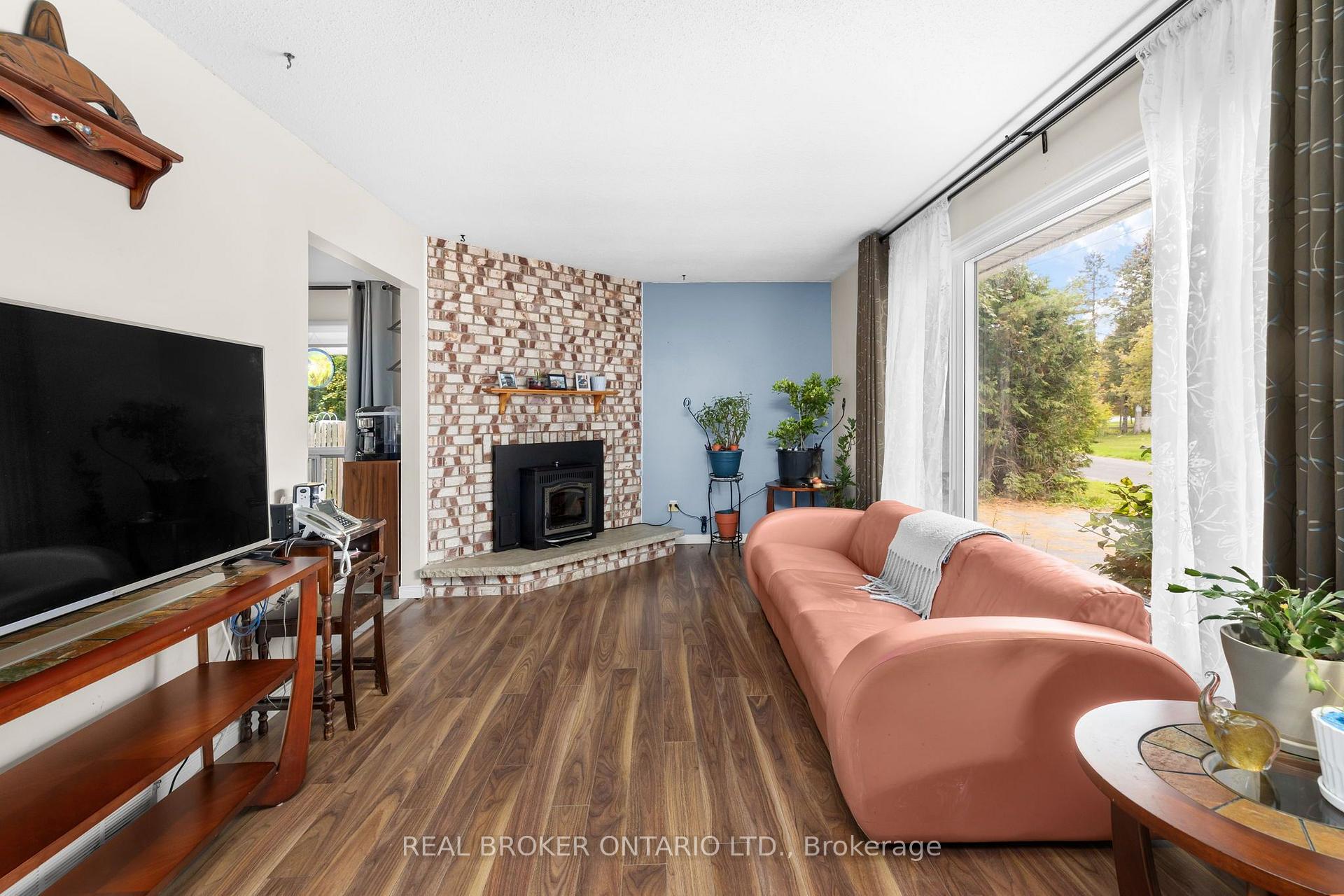 Photo 4 of 23 Louise Crescent, Russell, Embrun — HOMEH
