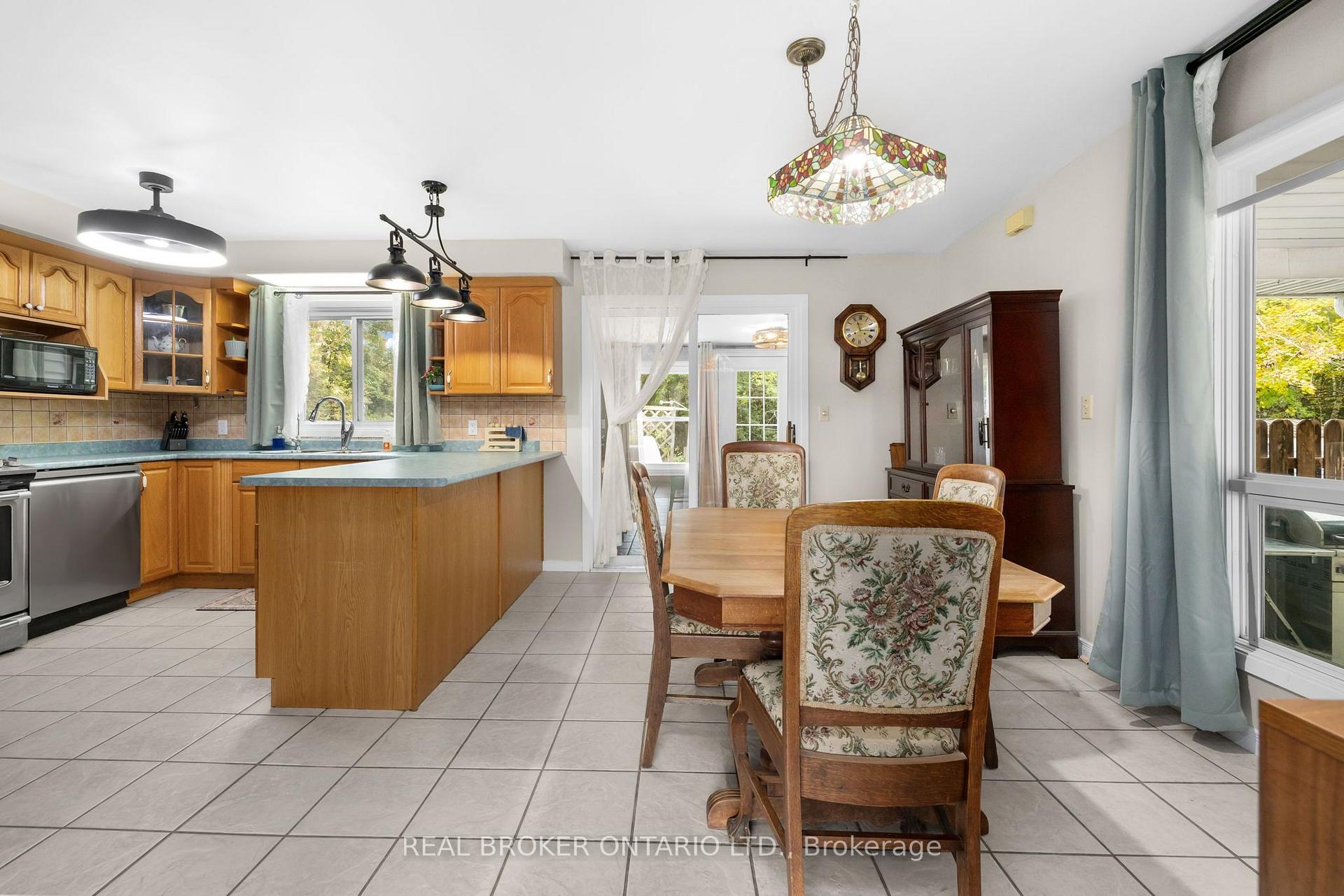 Photo 6 of 23 Louise Crescent, Russell, Embrun — HOMEH