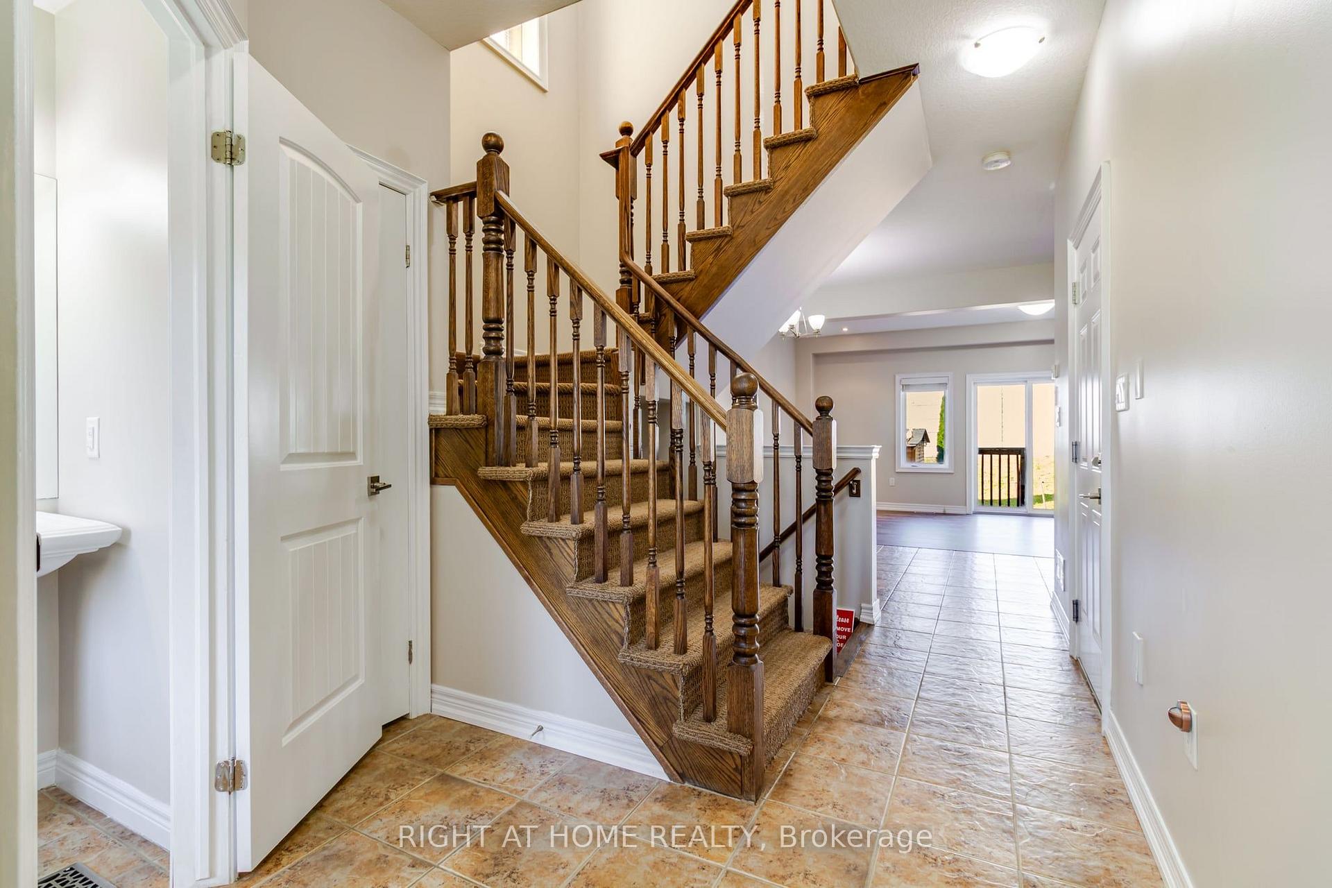 Photo 5 of 55 Sexton Crescent, Hamilton, Ancaster — HOMEH