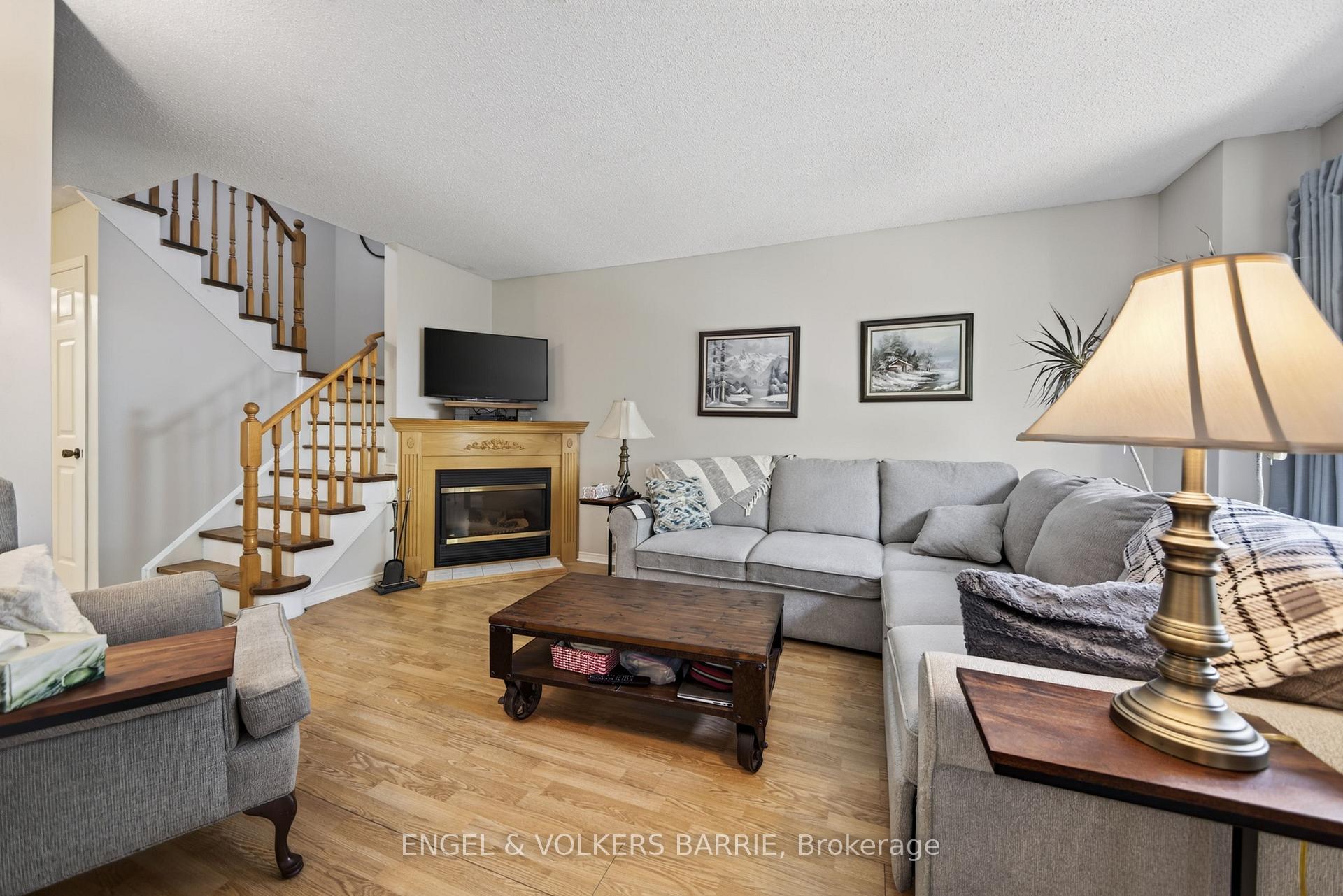 Photo 3 of 78 Wallace Drive, Barrie, Northwest — HOMEH