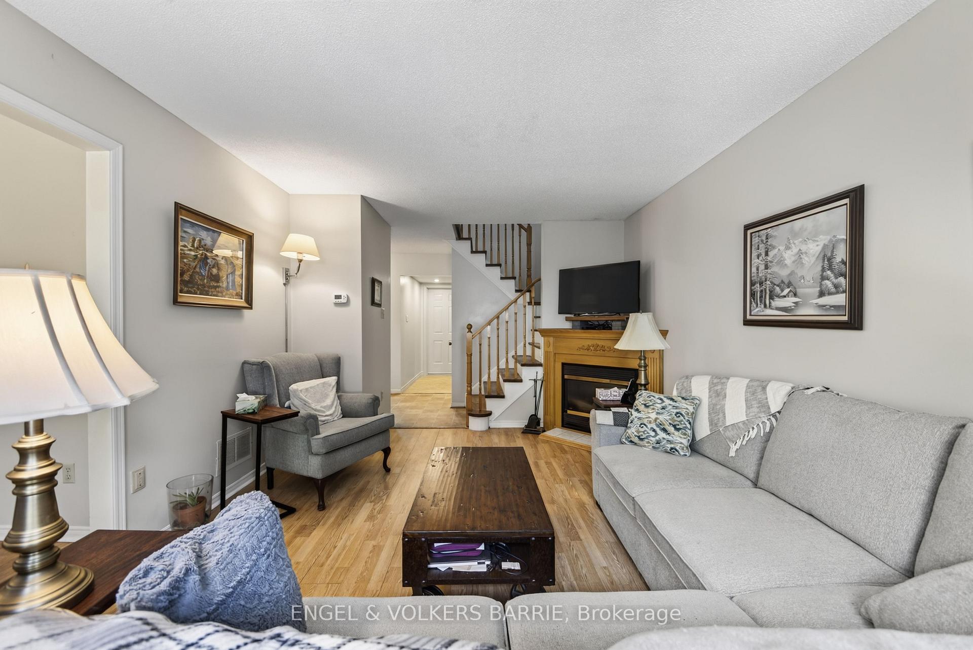 Photo 4 of 78 Wallace Drive, Barrie, Northwest — HOMEH