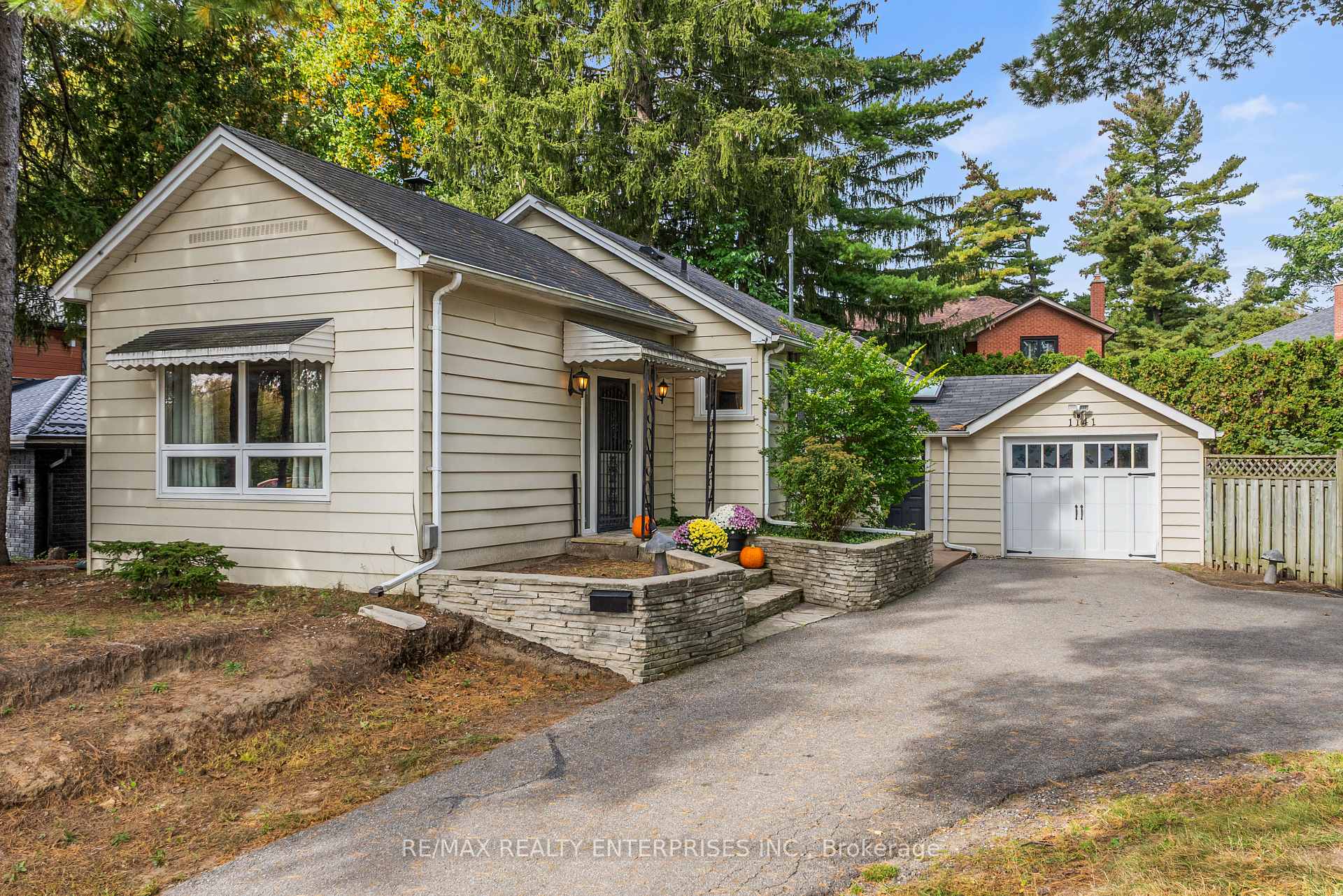 Photo of 1141 Lakeshore Road W