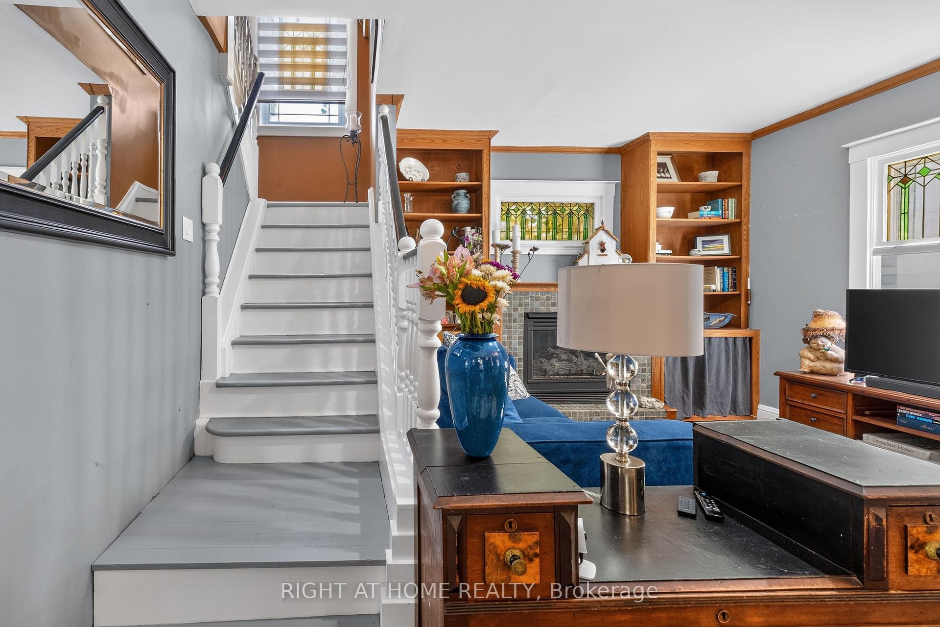 Photo 10 of 327 Wellington Street, St. Thomas — HOMEH