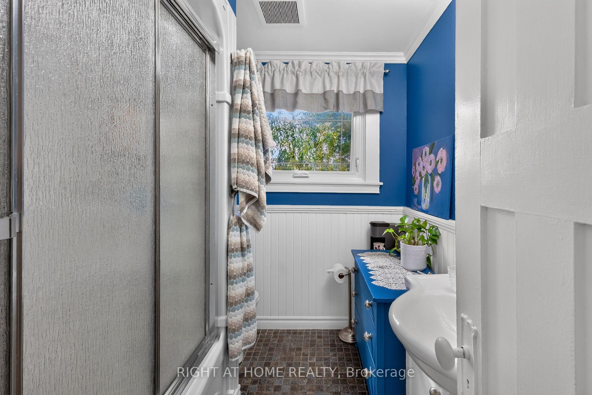 Photo 20 of 327 Wellington Street, St. Thomas — HOMEH