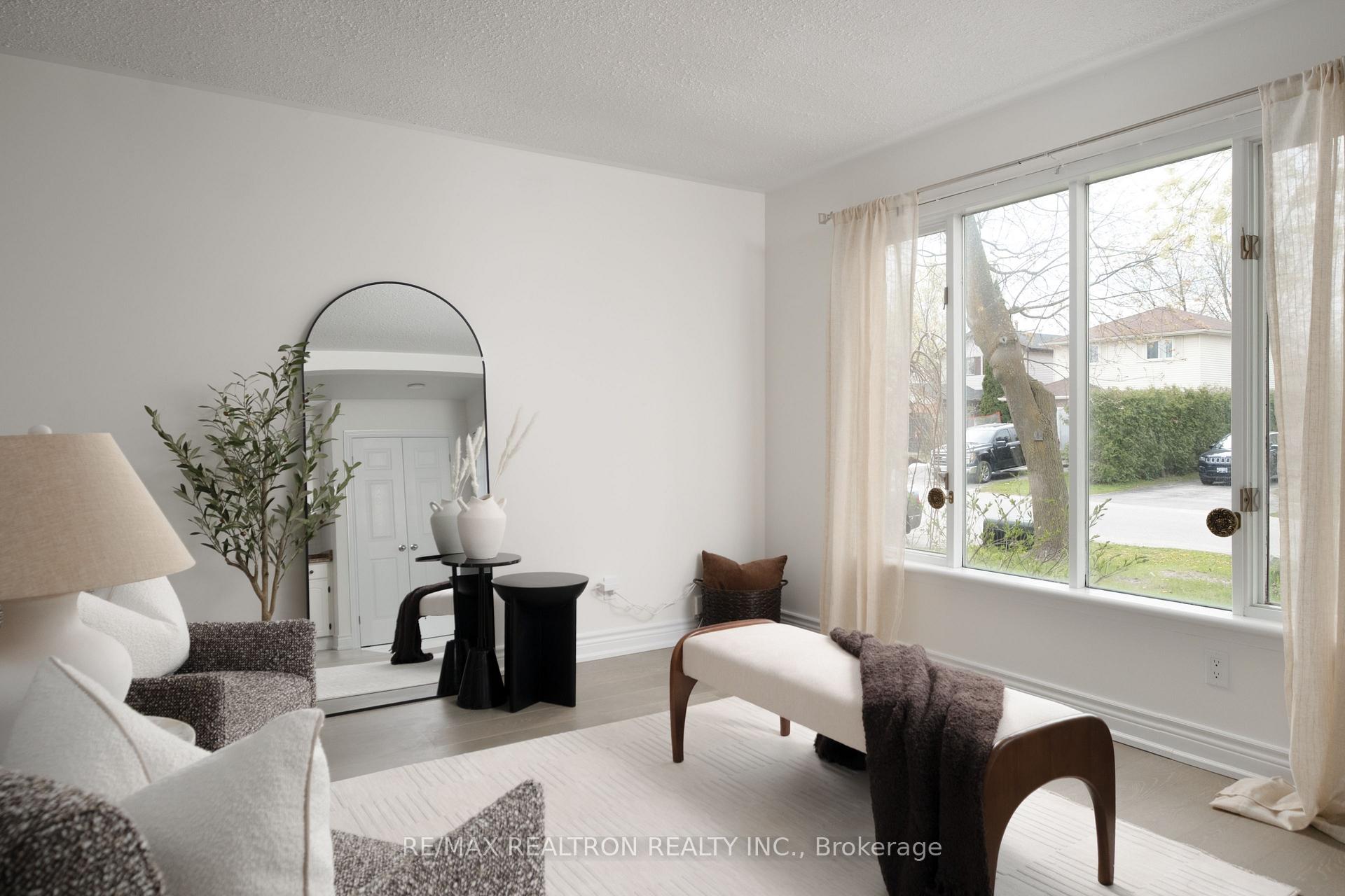 Photo 2 of 8 Courtice Crescent, Collingwood — HOMEH