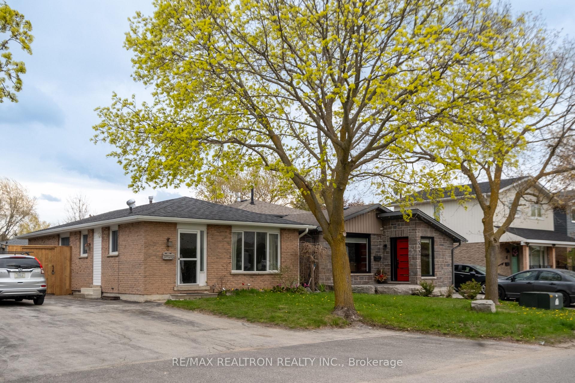 Photo 4 of 8 Courtice Crescent, Collingwood — HOMEH