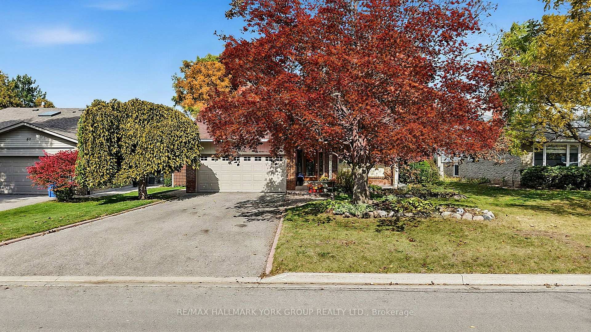 Photo 2 of 80 Fairway Drive, Aurora, Aurora Highlands — HOMEH