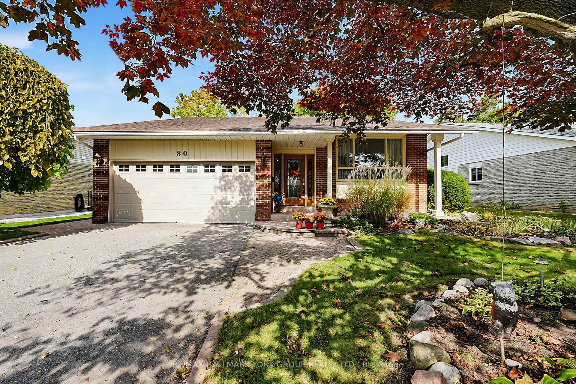 Photo 3 of 80 Fairway Drive, Aurora, Aurora Highlands — HOMEH