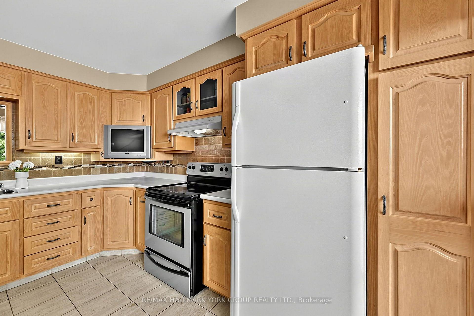 Photo 22 of 80 Fairway Drive, Aurora, Aurora Highlands — HOMEH