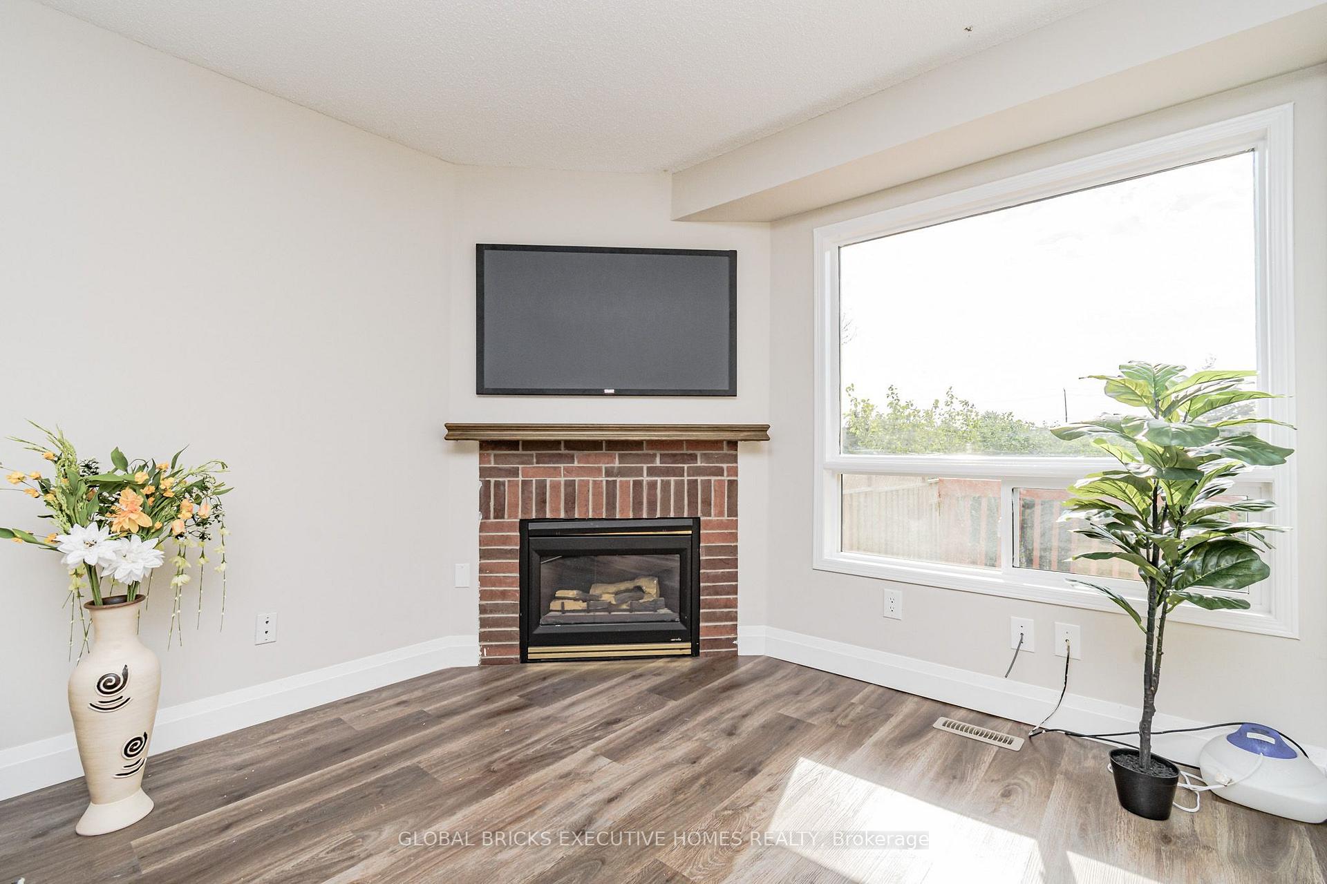 Photo 6 of 5100 Lampman Avenue, Burlington, Uptown — HOMEH