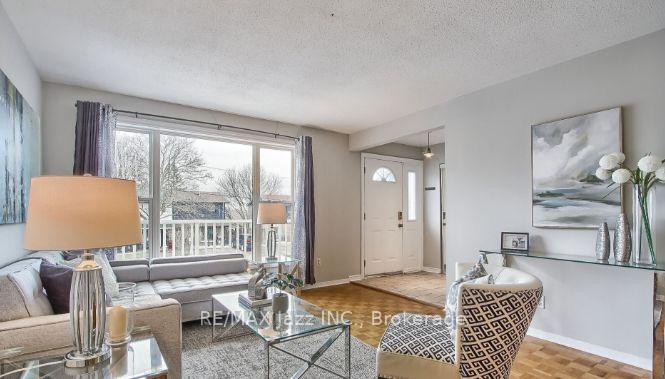 Photo 2 of 676 Mountview Place, Newmarket, Huron Heights-Leslie Valley — HOMEH
