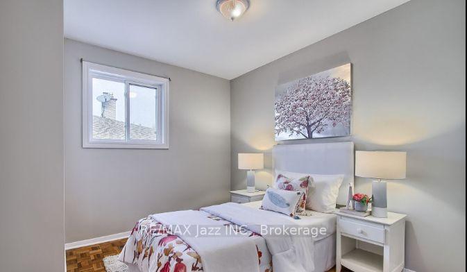 Photo 12 of 676 Mountview Place, Newmarket, Huron Heights-Leslie Valley — HOMEH