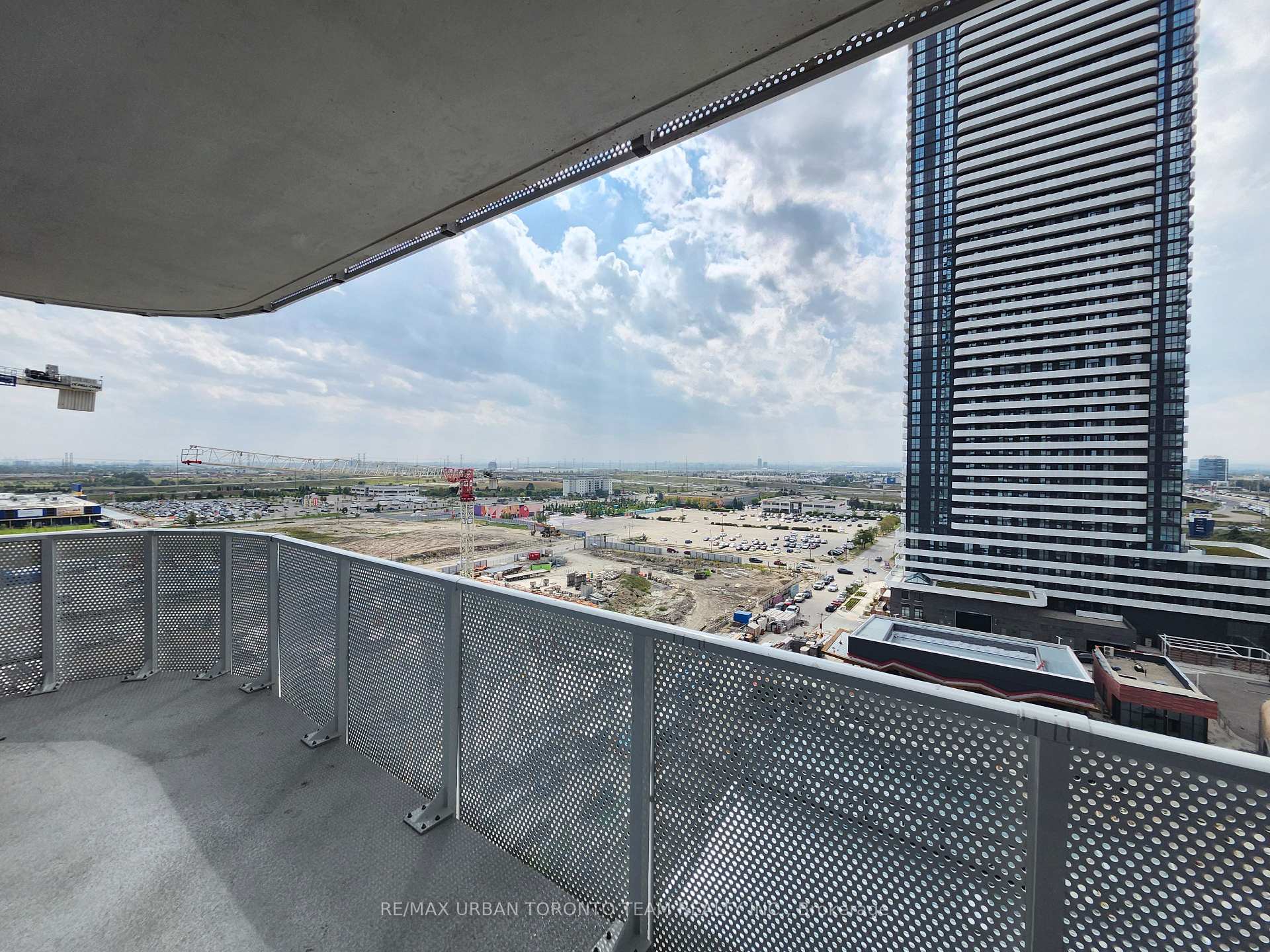 Photo 4 of Unit 1215, 28 Interchange Way, Vaughan, Vaughan Corporate Centre — HOMEH