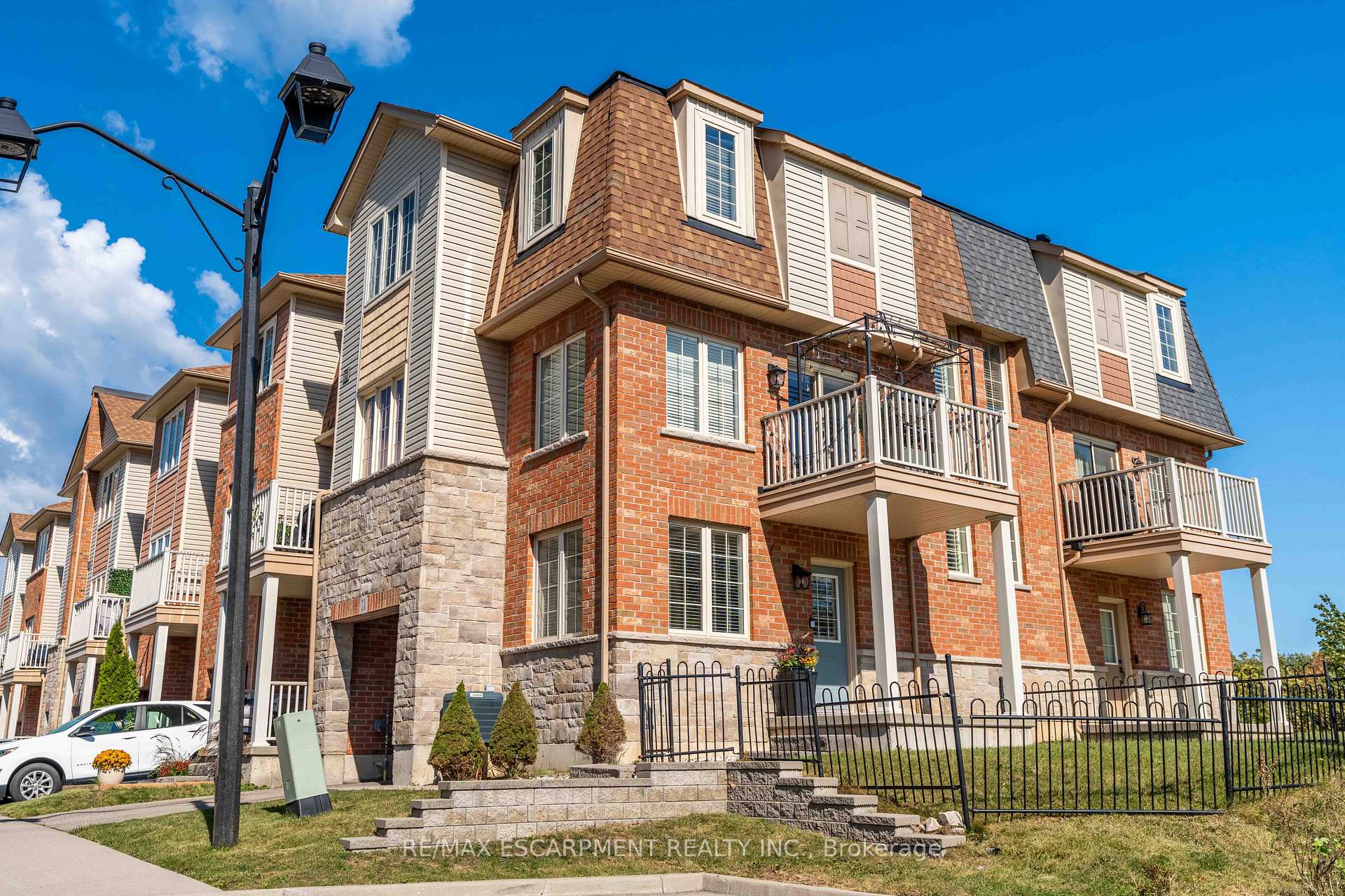 Photo 2 of Unit 13, 11 Stockbridge Gardens, Hamilton, Stoney Creek Mountain — HOMEH