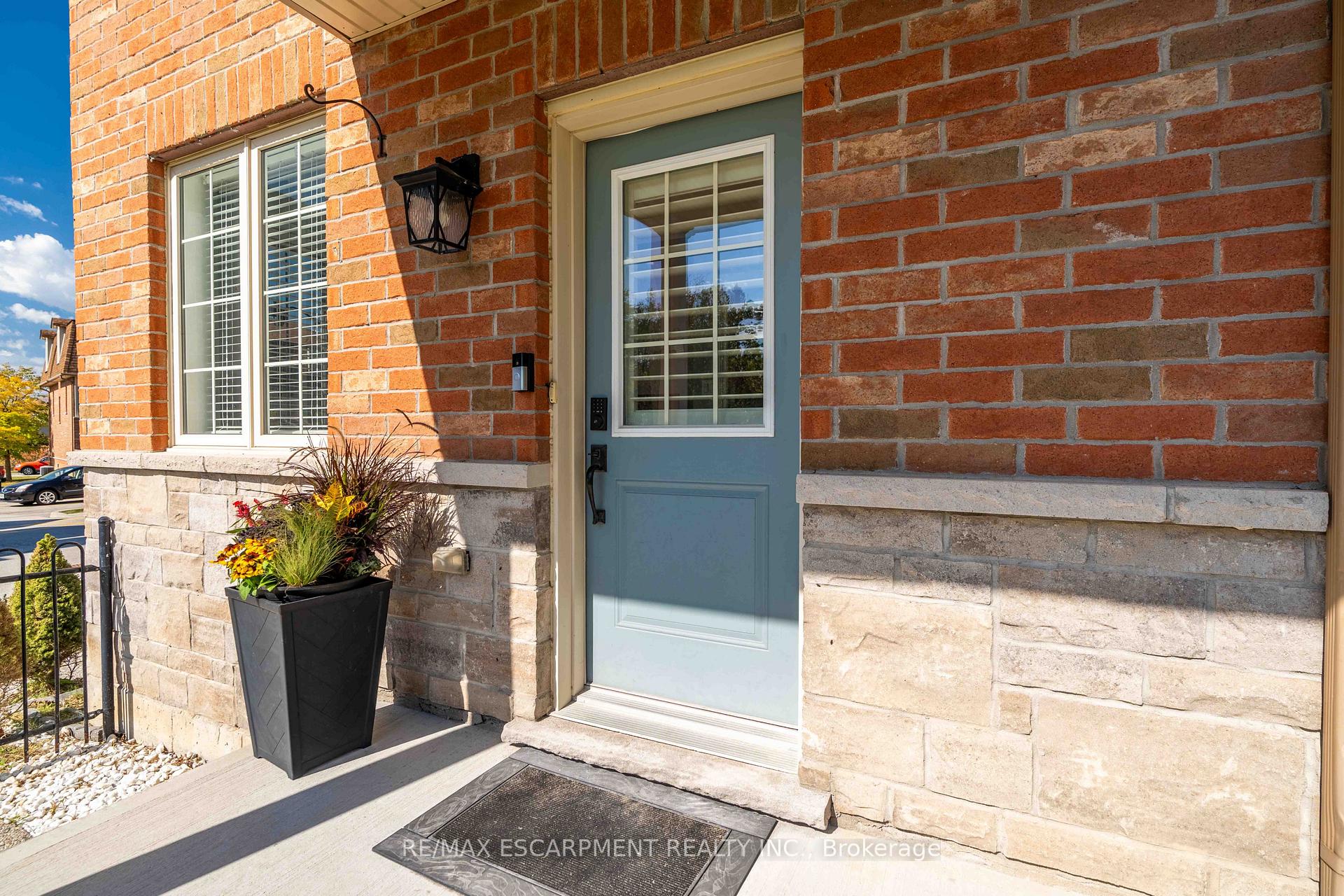 Photo 3 of Unit 13, 11 Stockbridge Gardens, Hamilton, Stoney Creek Mountain — HOMEH