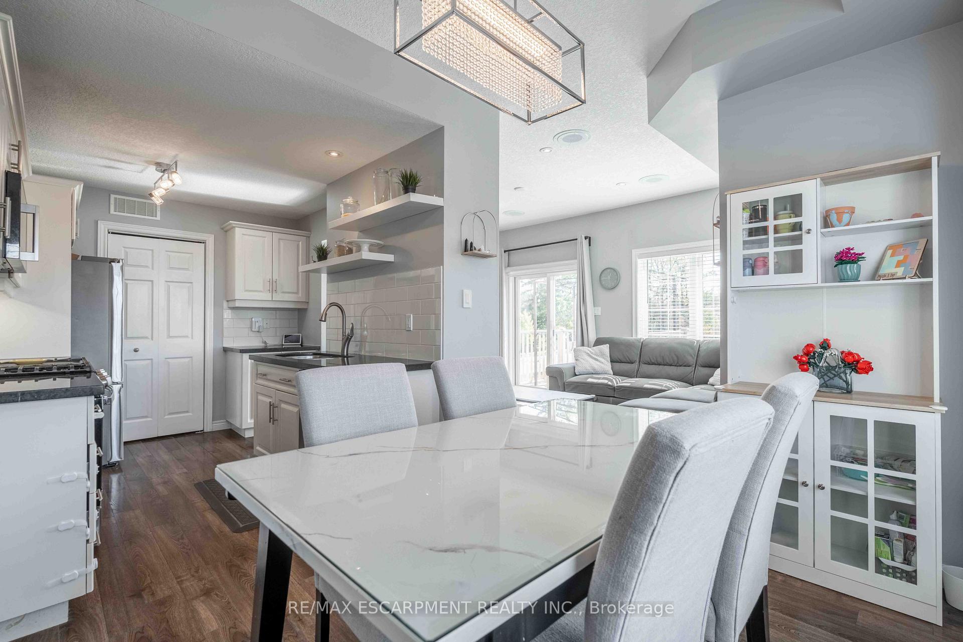 Photo 11 of Unit 13, 11 Stockbridge Gardens, Hamilton, Stoney Creek Mountain — HOMEH