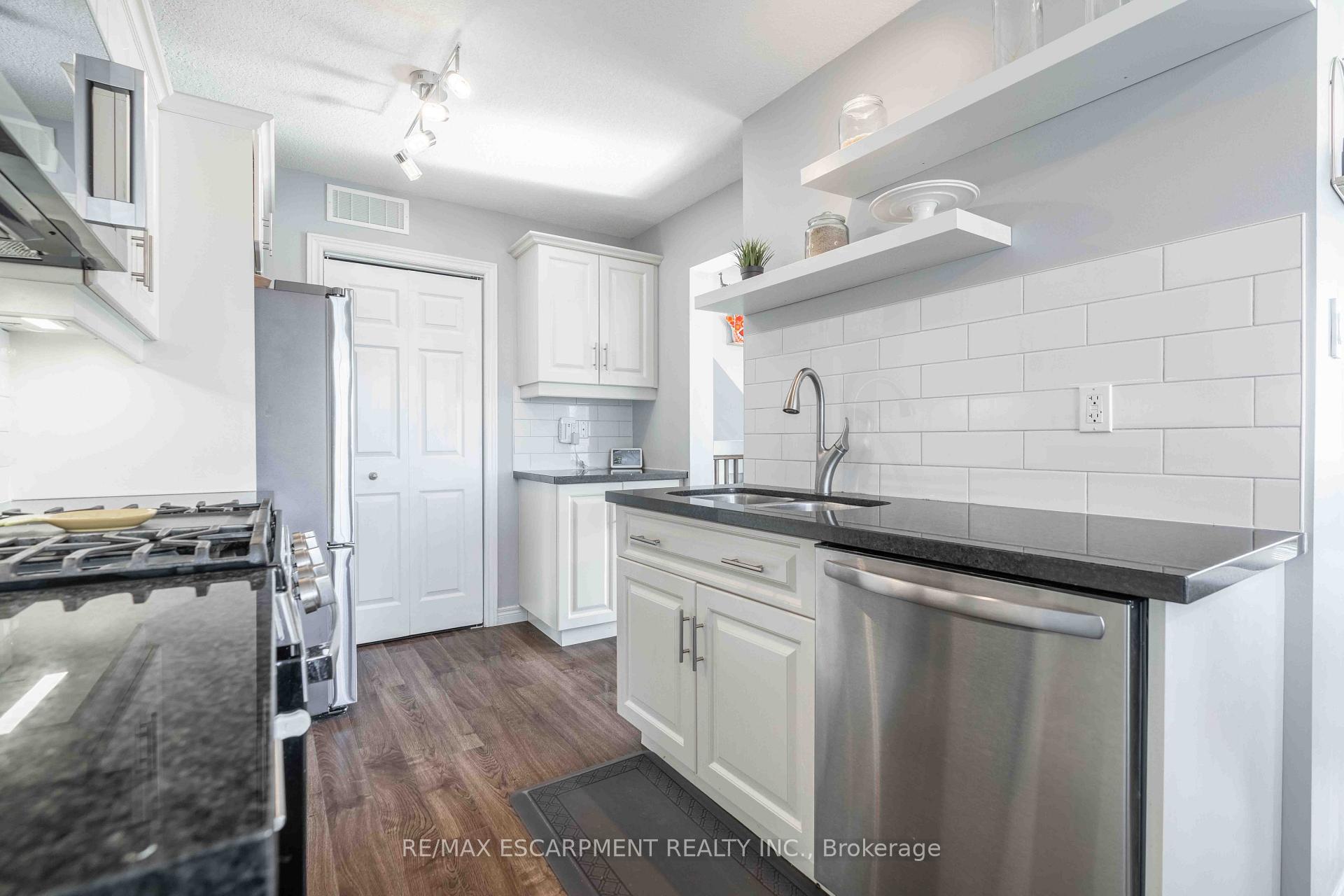 Photo 13 of Unit 13, 11 Stockbridge Gardens, Hamilton, Stoney Creek Mountain — HOMEH