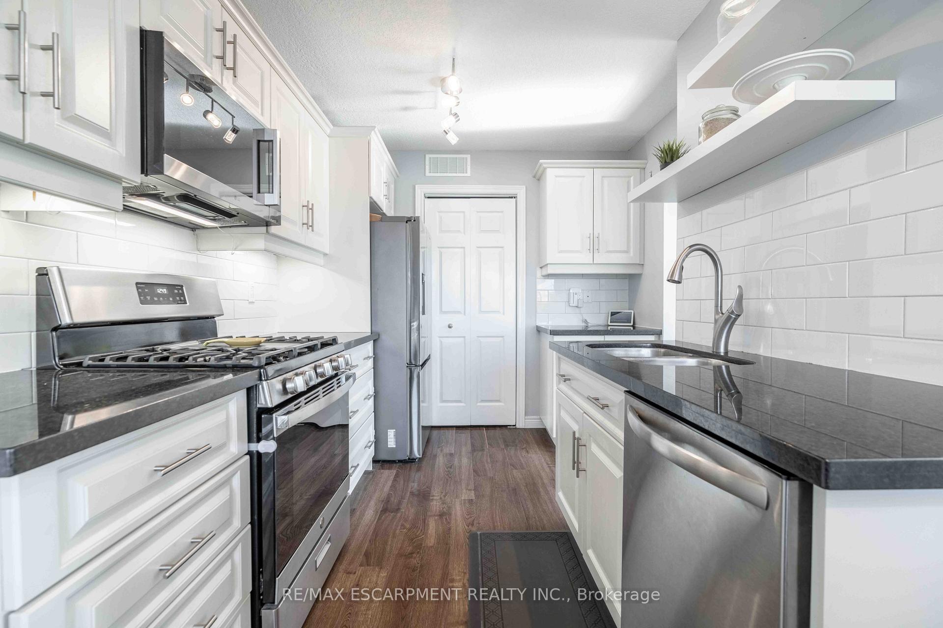 Photo 14 of Unit 13, 11 Stockbridge Gardens, Hamilton, Stoney Creek Mountain — HOMEH