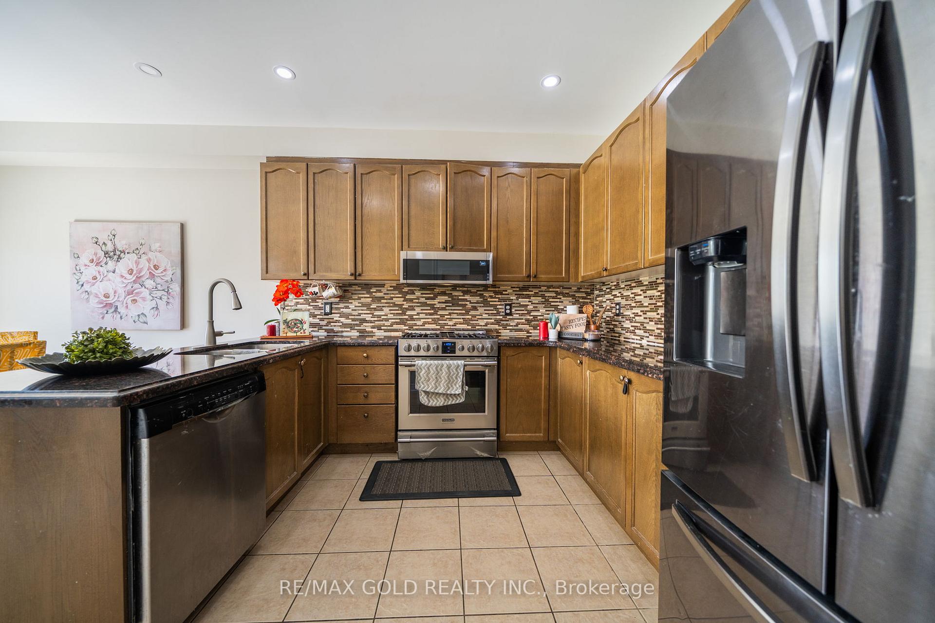 Photo 14 of 12 Pefferlaw Drive, Brampton, Bram West — HOMEH