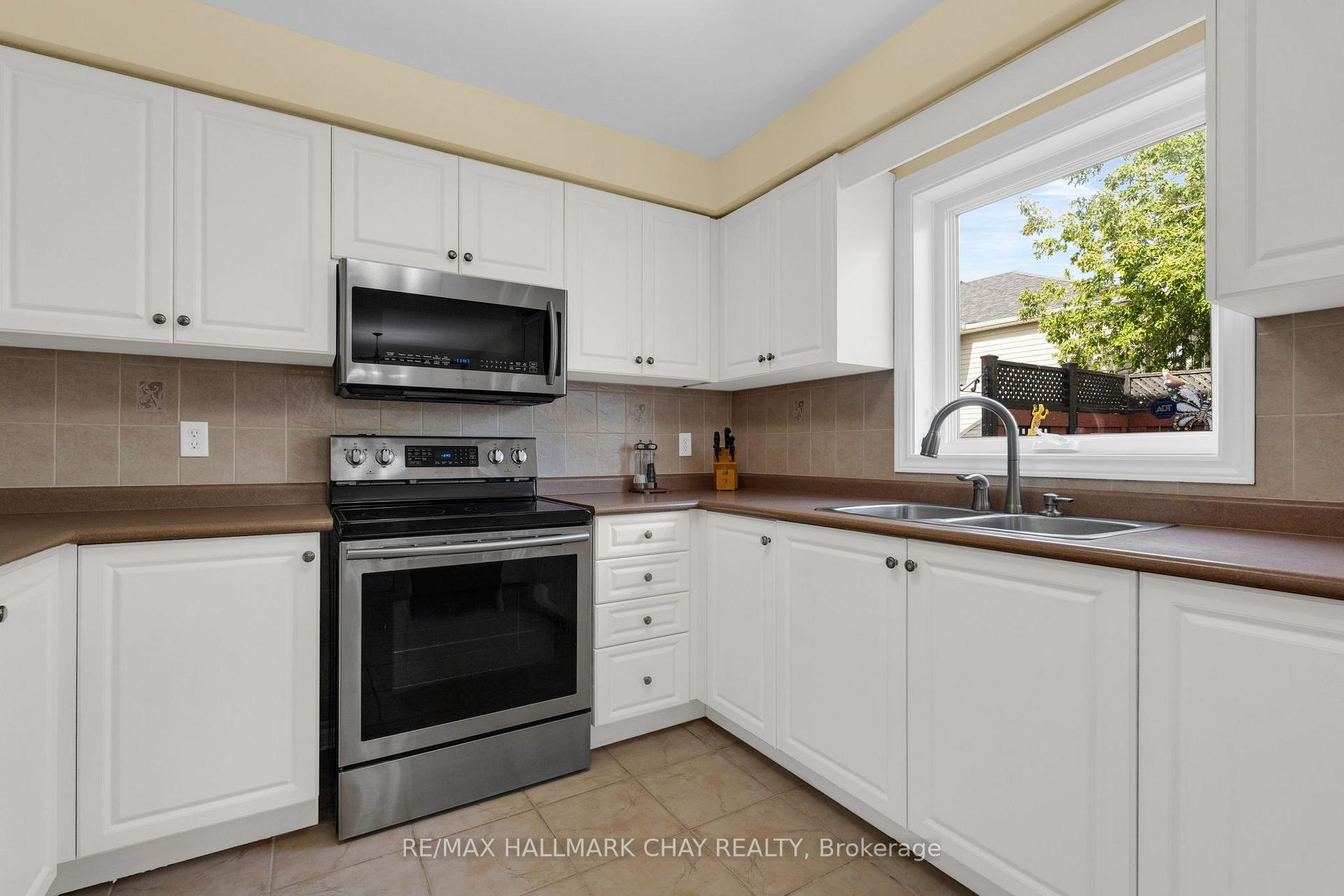 Photo 7 of 6 Whispering Pine Place, Barrie, Bayshore — HOMEH