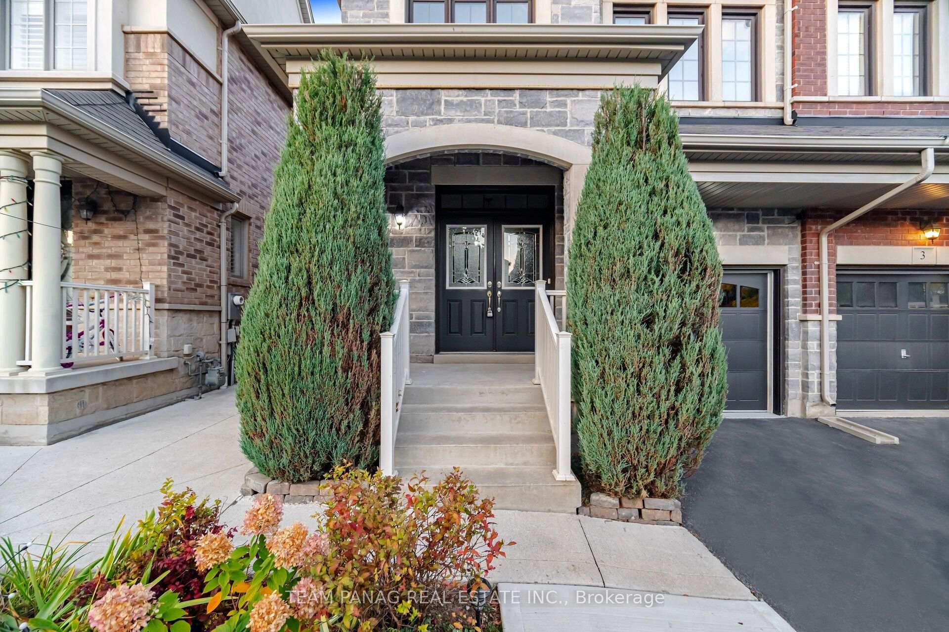 Photo 3 of 5 Andretti Crescent, Brampton, Credit Valley — HOMEH