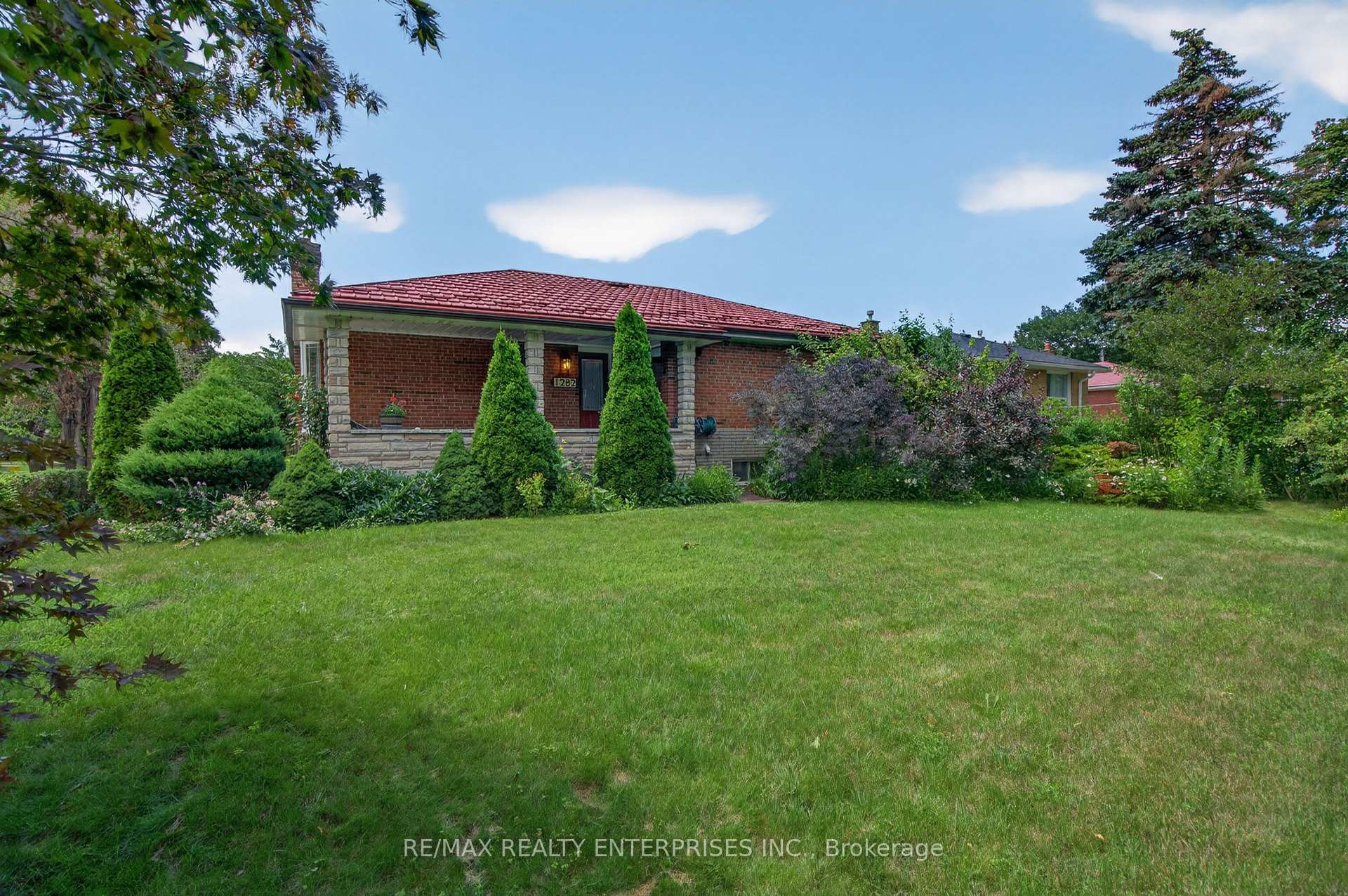 Photo 2 of 1282 Daimler Road, Mississauga, Clarkson — HOMEH