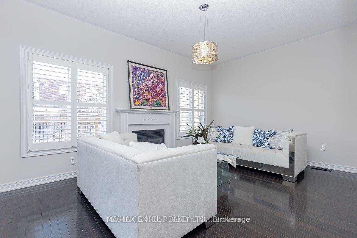 Photo 2 of 47 Pelister Drive, Markham, Greensborough — HOMEH