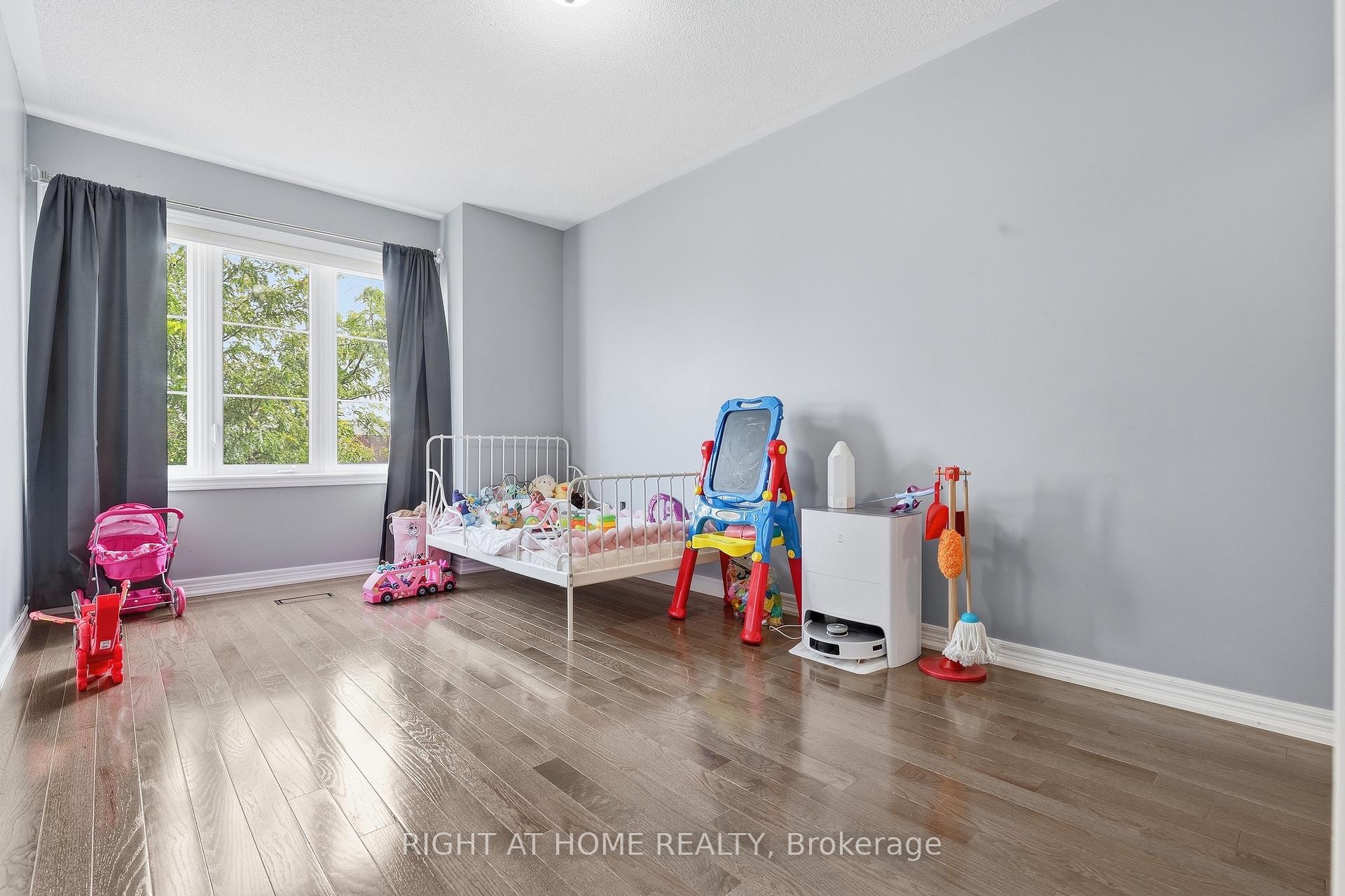 Photo 19 of 43 Diamond Leaf Lane, Halton Hills, Georgetown — HOMEH