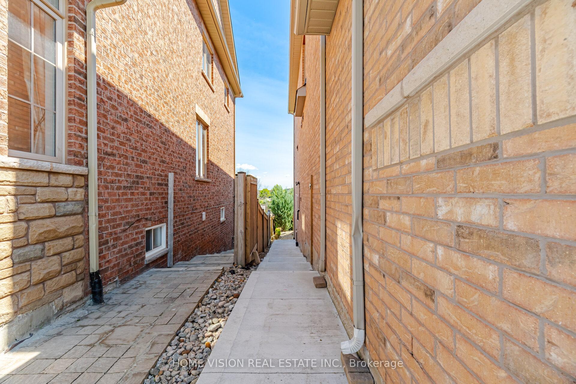 Photo 3 of Unit Bsmt, 18 Intrigue Trail, Brampton, Credit Valley — HOMEH