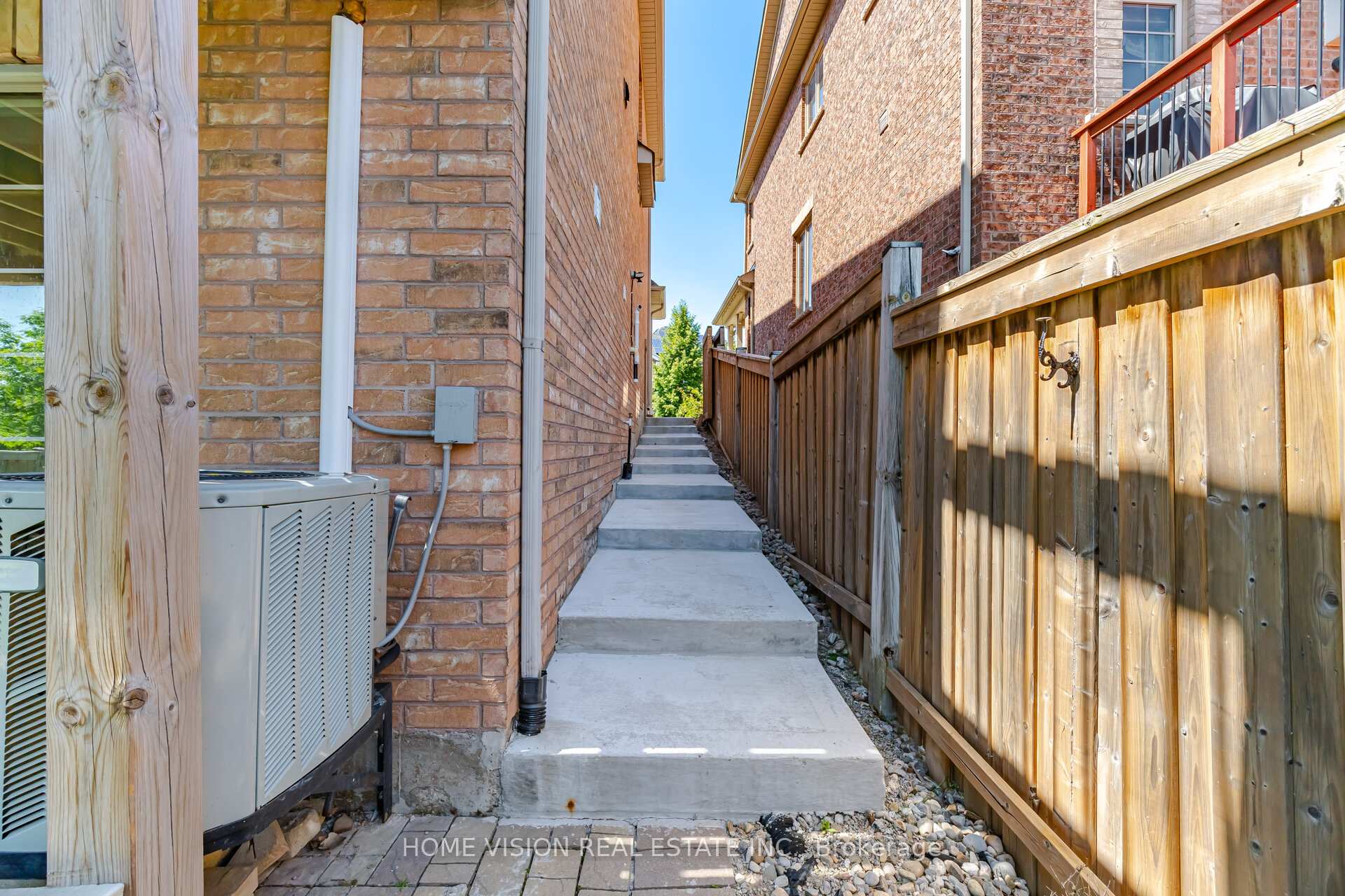 Photo 4 of Unit Bsmt, 18 Intrigue Trail, Brampton, Credit Valley — HOMEH