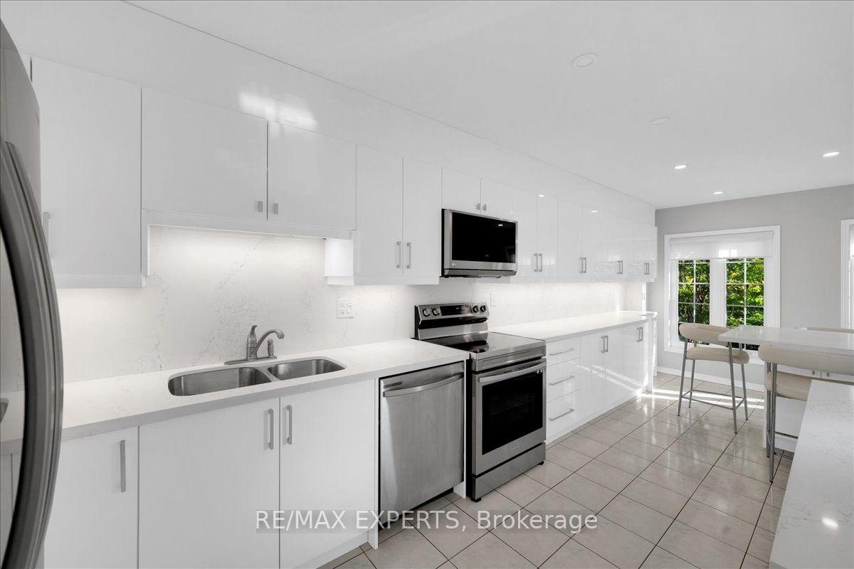 Photo 4 of 117 Pinedale Gate, Vaughan, East Woodbridge — HOMEH
