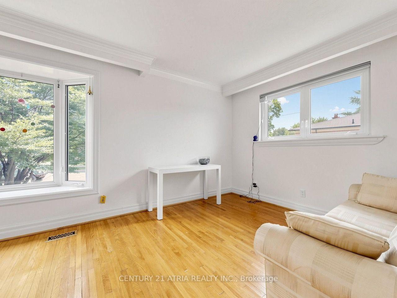 Photo 3 of 22 Jeffton Crescent, Scarborough, Woburn — HOMEH
