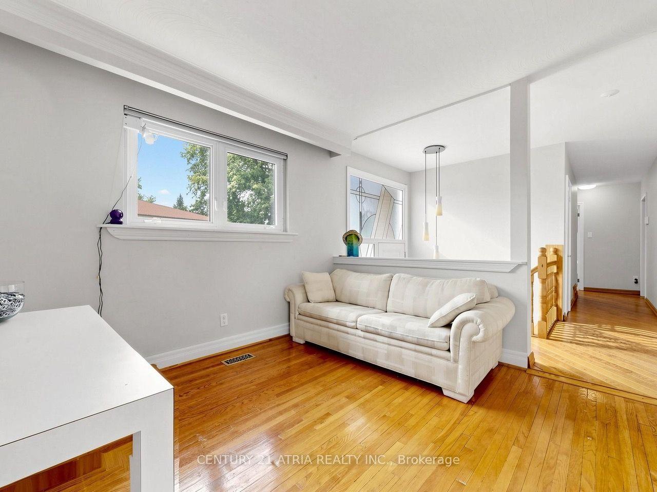 Photo 4 of 22 Jeffton Crescent, Scarborough, Woburn — HOMEH