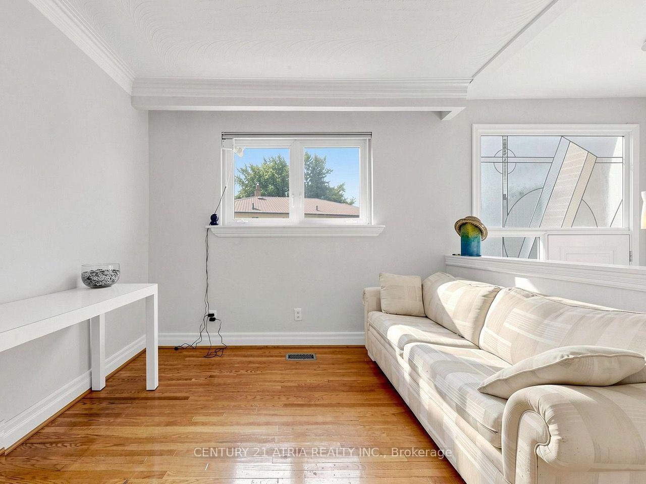 Photo 5 of 22 Jeffton Crescent, Scarborough, Woburn — HOMEH
