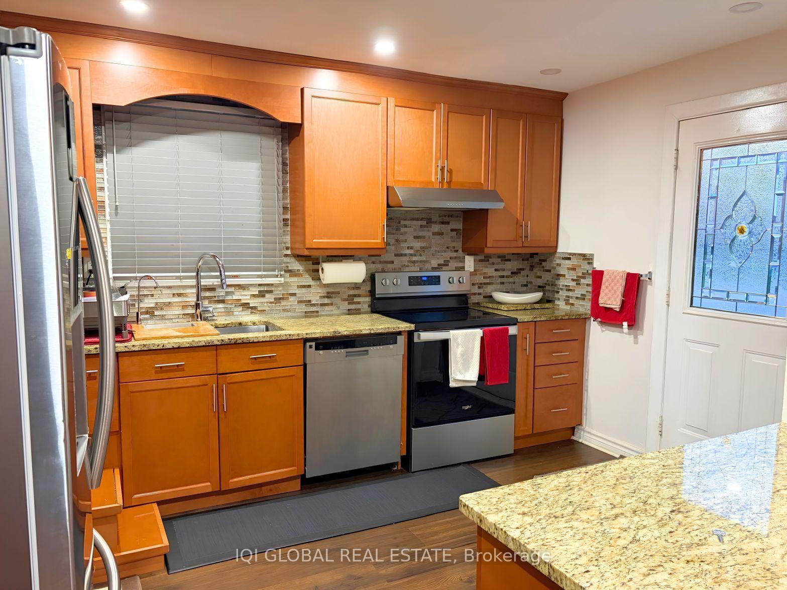 Photo 5 of 11 Stone Court, North York, Humbermede — HOMEH