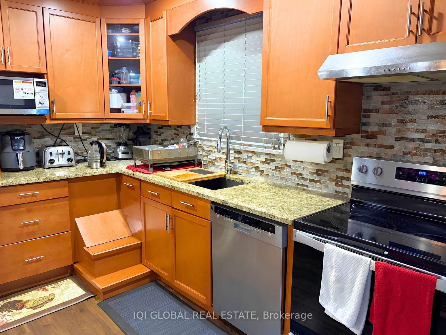 Photo 6 of 11 Stone Court, North York, Humbermede — HOMEH