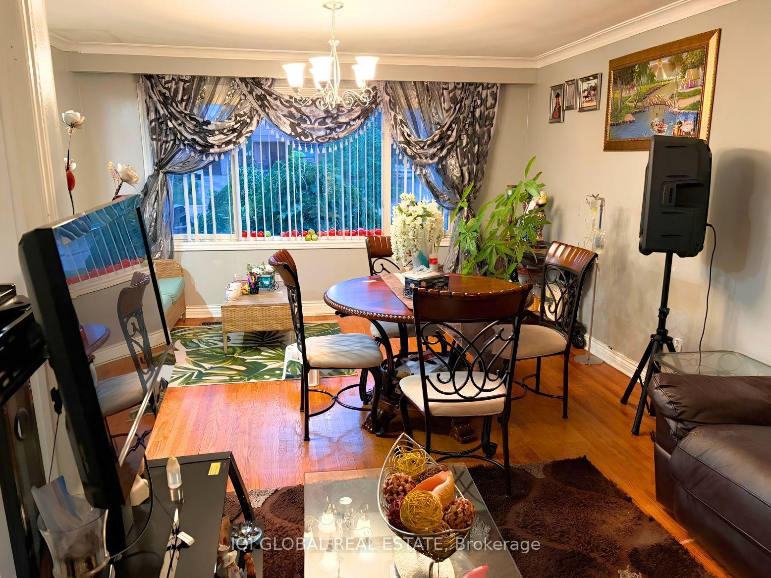 Photo 8 of 11 Stone Court, North York, Humbermede — HOMEH