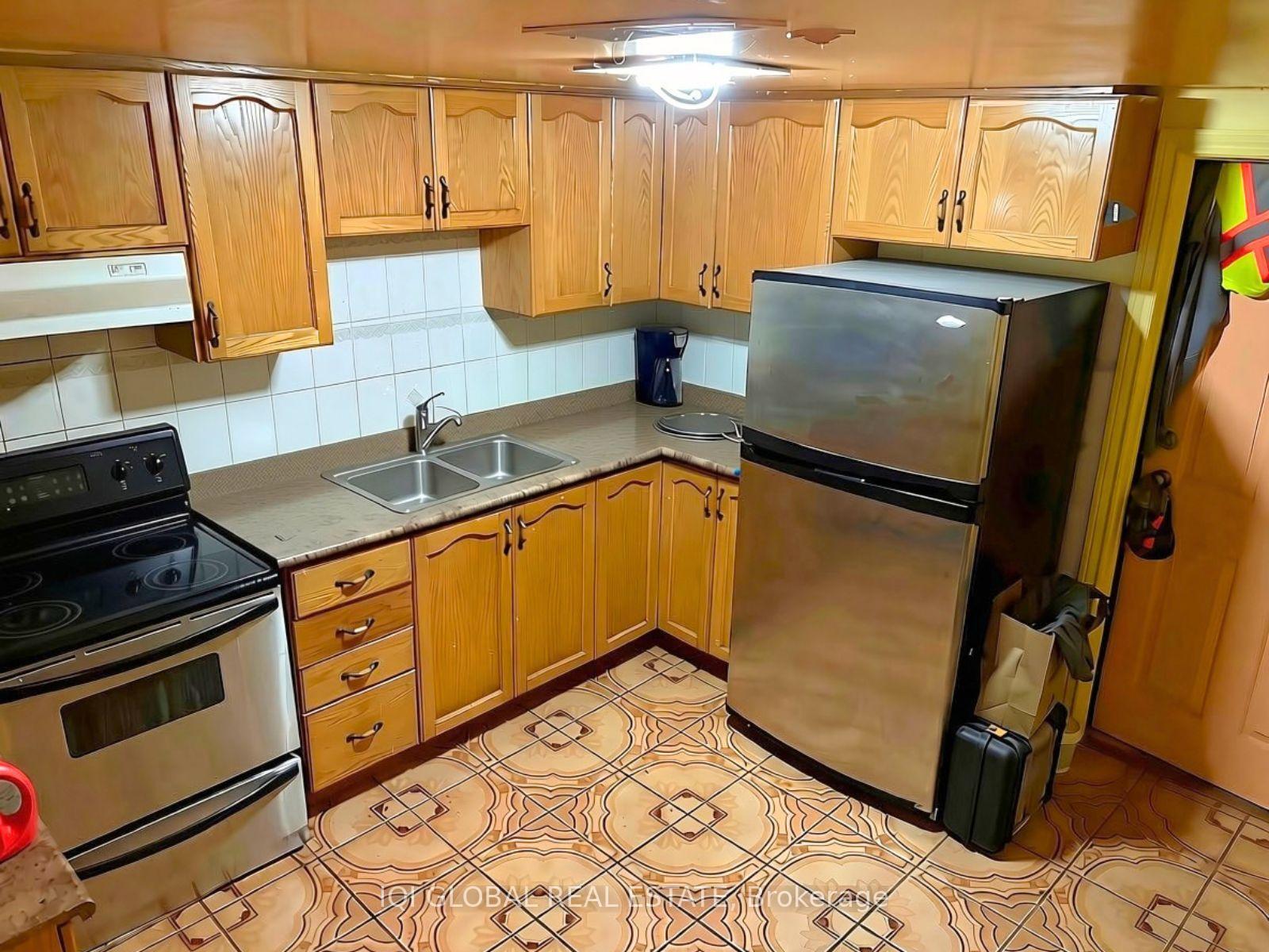 Photo 14 of 11 Stone Court, North York, Humbermede — HOMEH