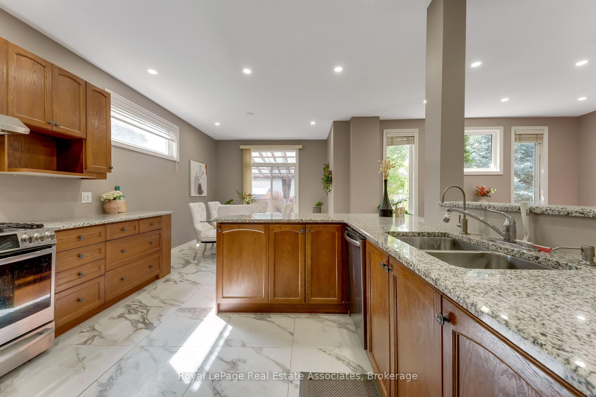 Photo 8 of 406 Sandy Cove Crescent, Waterloo, Eastbridge — HOMEH