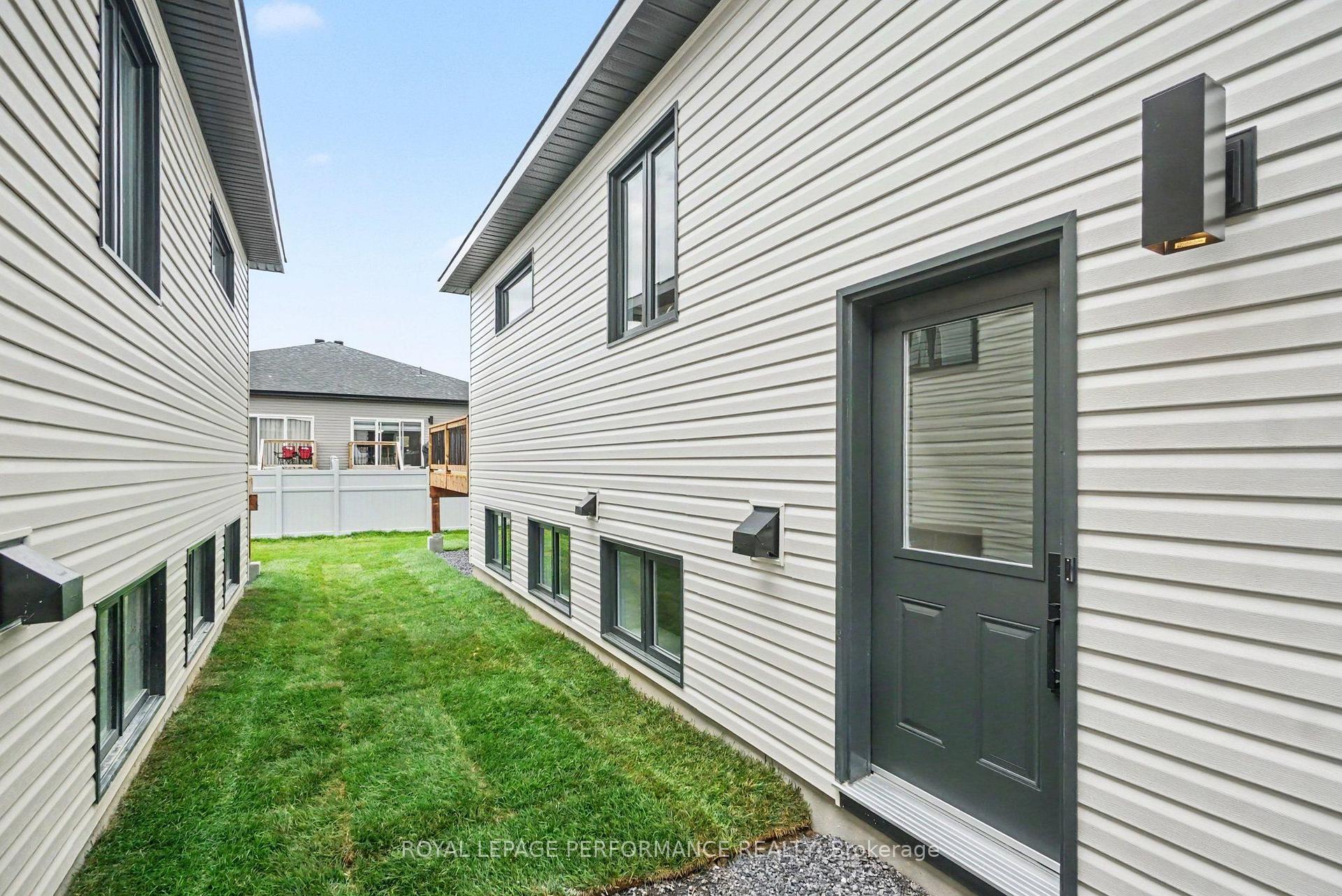 Photo 2 of Unit B, 275 Sam Avenue, Russell, Embrun — HOMEH