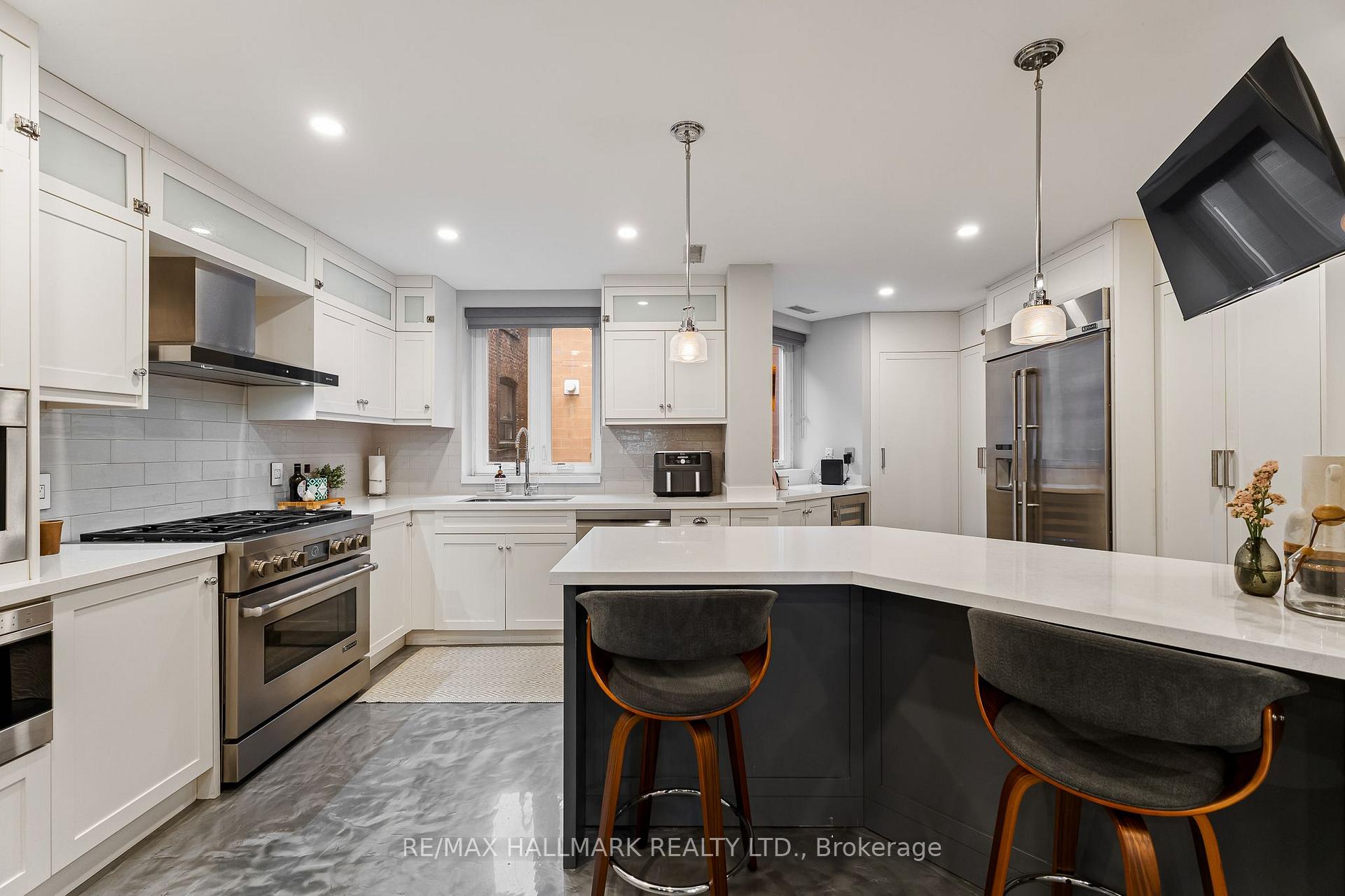 Photo 9 of Unit 201, 2365 Queen Street E, Toronto, The Beaches — HOMEH