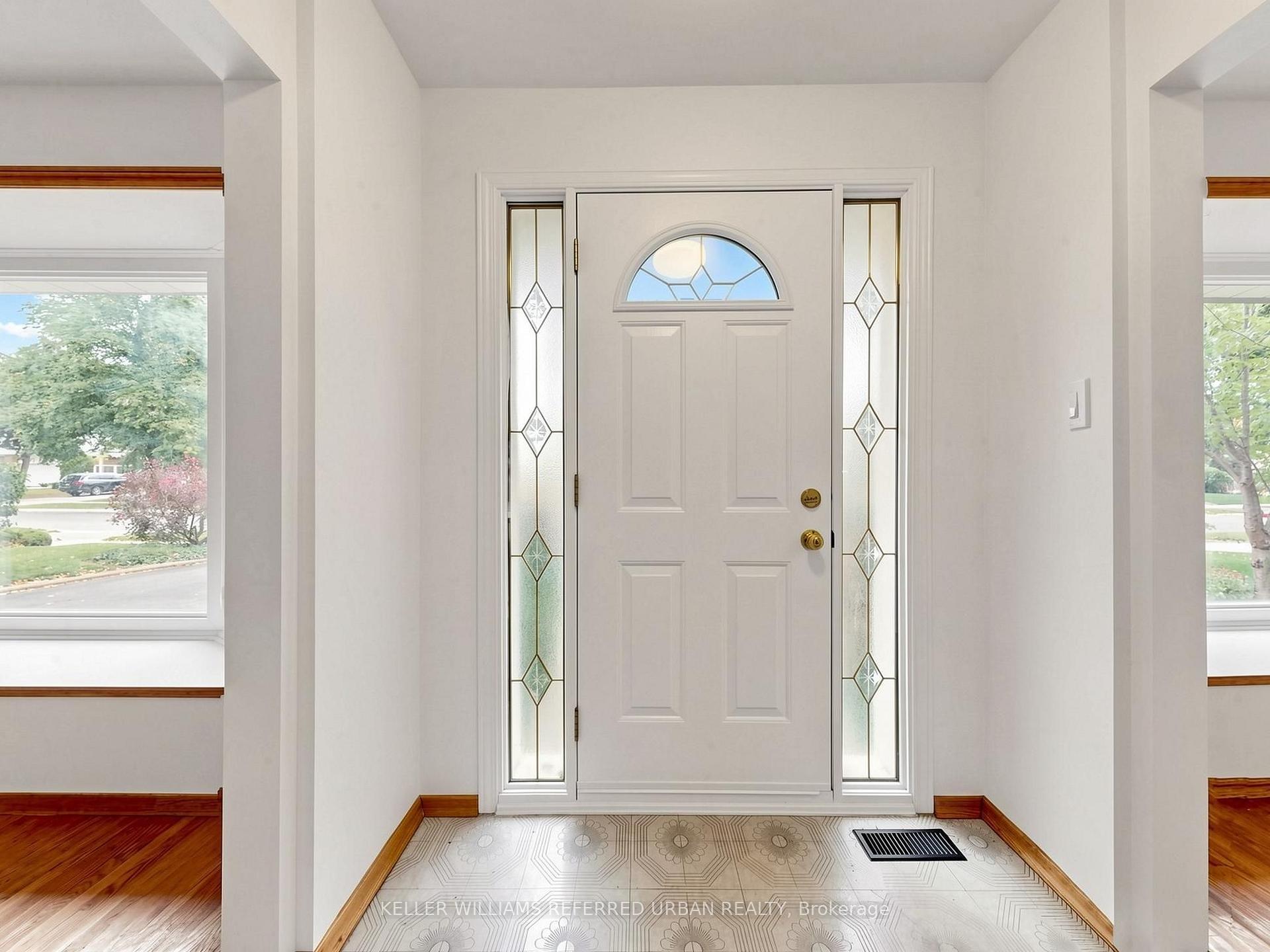 Photo 5 of 82 Crossbow Crescent, North York, Pleasant View — HOMEH