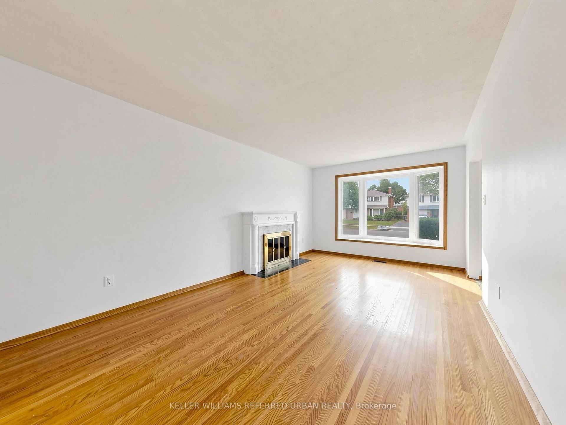 Photo 7 of 82 Crossbow Crescent, North York, Pleasant View — HOMEH