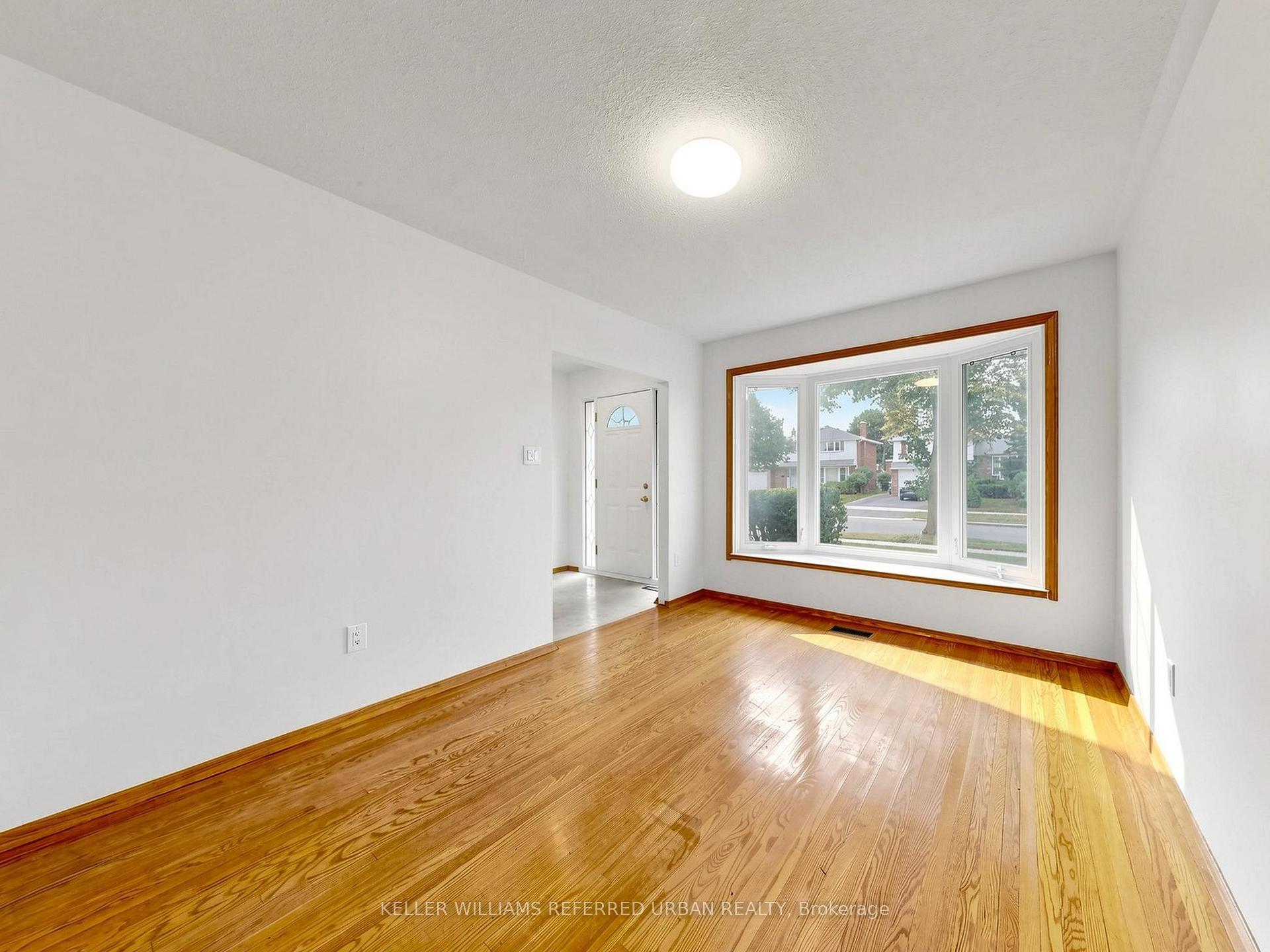 Photo 10 of 82 Crossbow Crescent, North York, Pleasant View — HOMEH