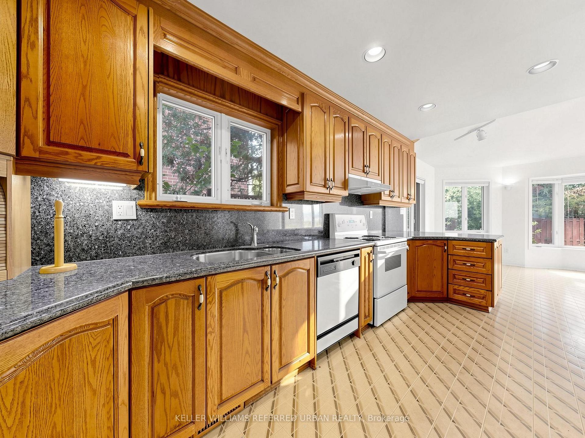 Photo 14 of 82 Crossbow Crescent, North York, Pleasant View — HOMEH