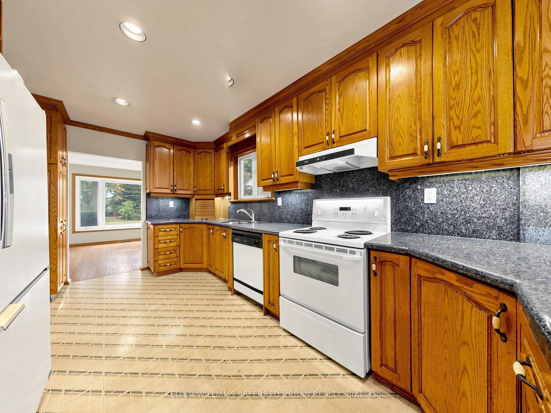 Photo 16 of 82 Crossbow Crescent, North York, Pleasant View — HOMEH